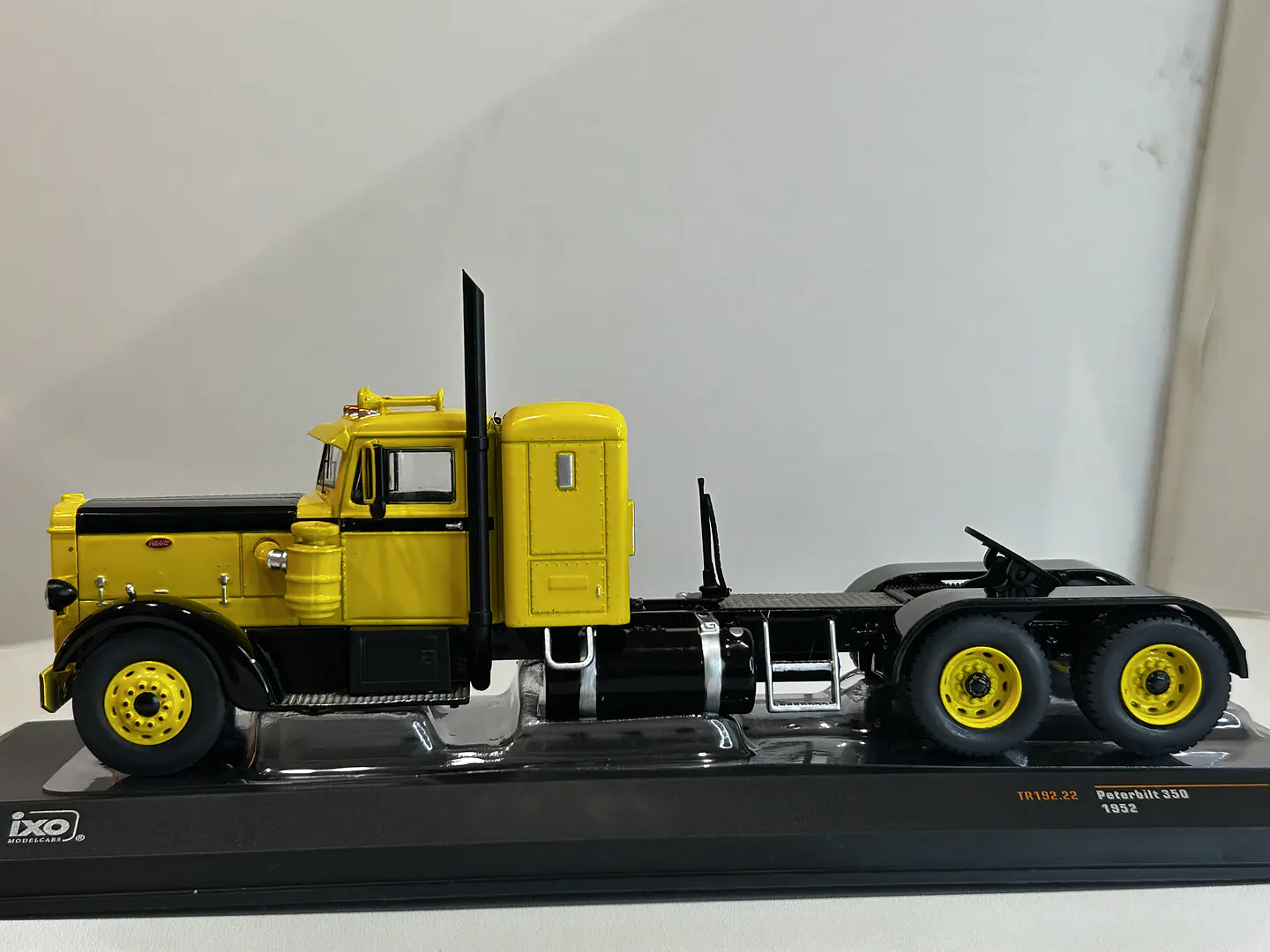 Camión Peterbilt 350 “Iron-Nose” (1952) | IXO 1:43 14