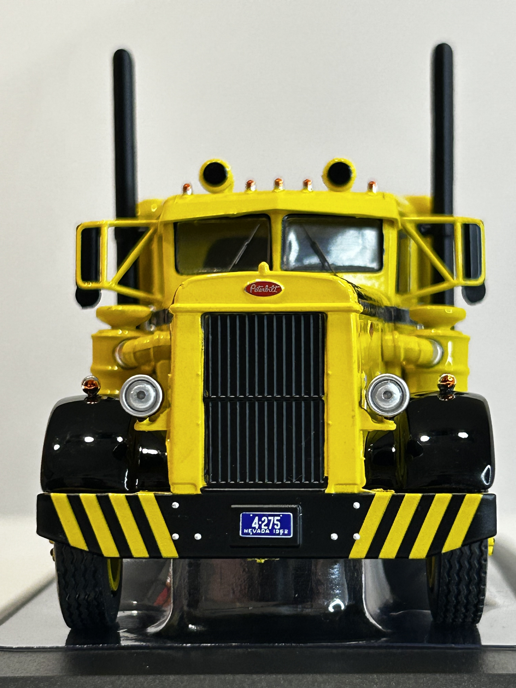 Peterbilt 350 1952 (1:43) – Camión Clásico Ixo Models – “Iron-Nose” 3