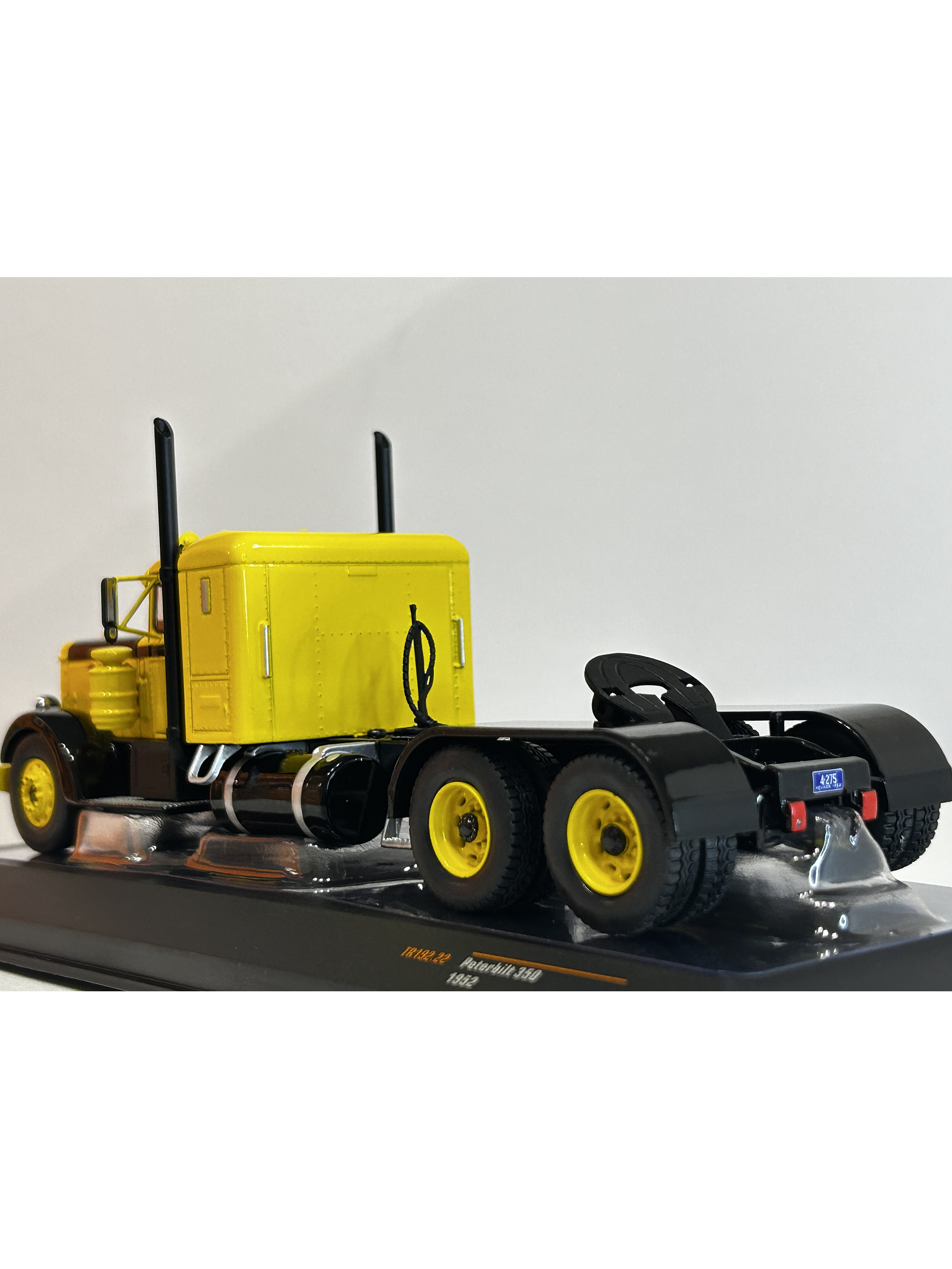 Peterbilt 350 1952 (1:43) – Camión Clásico Ixo Models – “Iron-Nose” 6