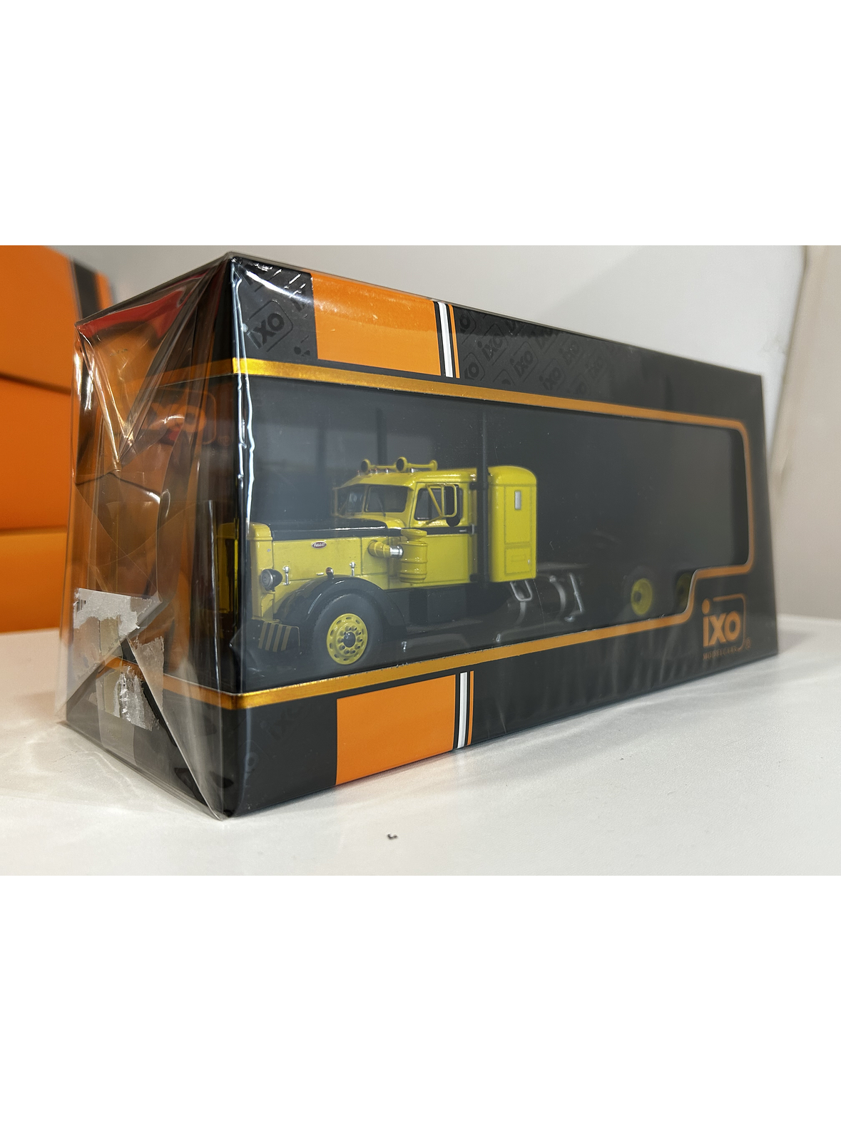 Peterbilt 350 1952 (1:43) – Camión Clásico Ixo Models – “Iron-Nose” 9