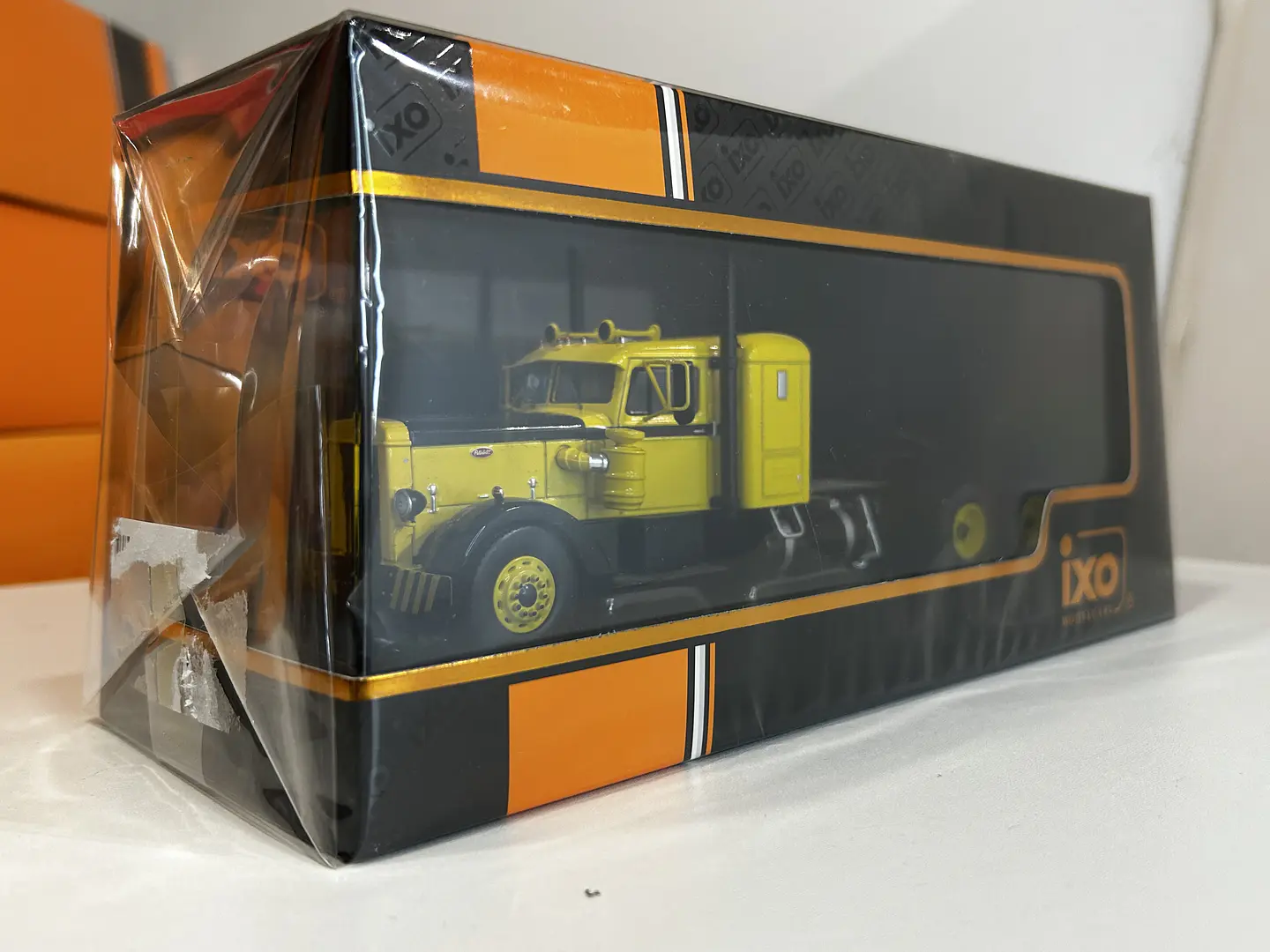 Camión Peterbilt 350 “Iron-Nose” (1952) | IXO 1:43 18