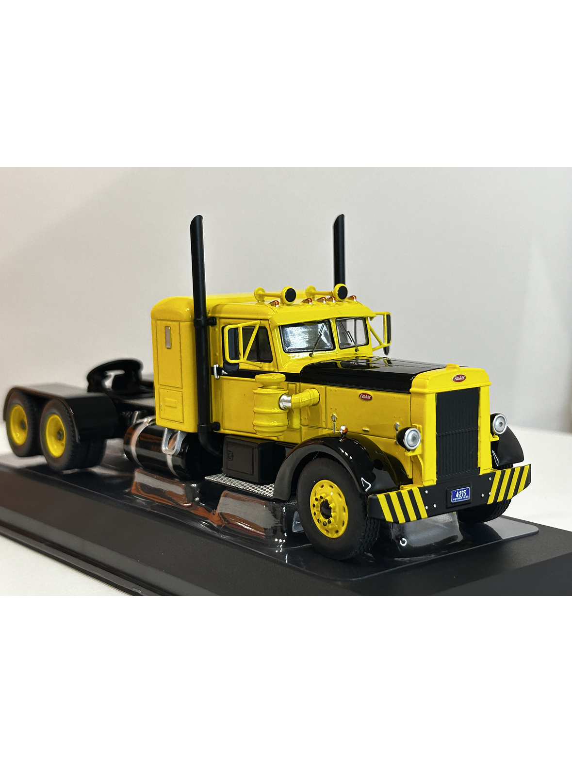 Peterbilt 350 1952 (1:43) – Camión Clásico Ixo Models – “Iron-Nose” 4