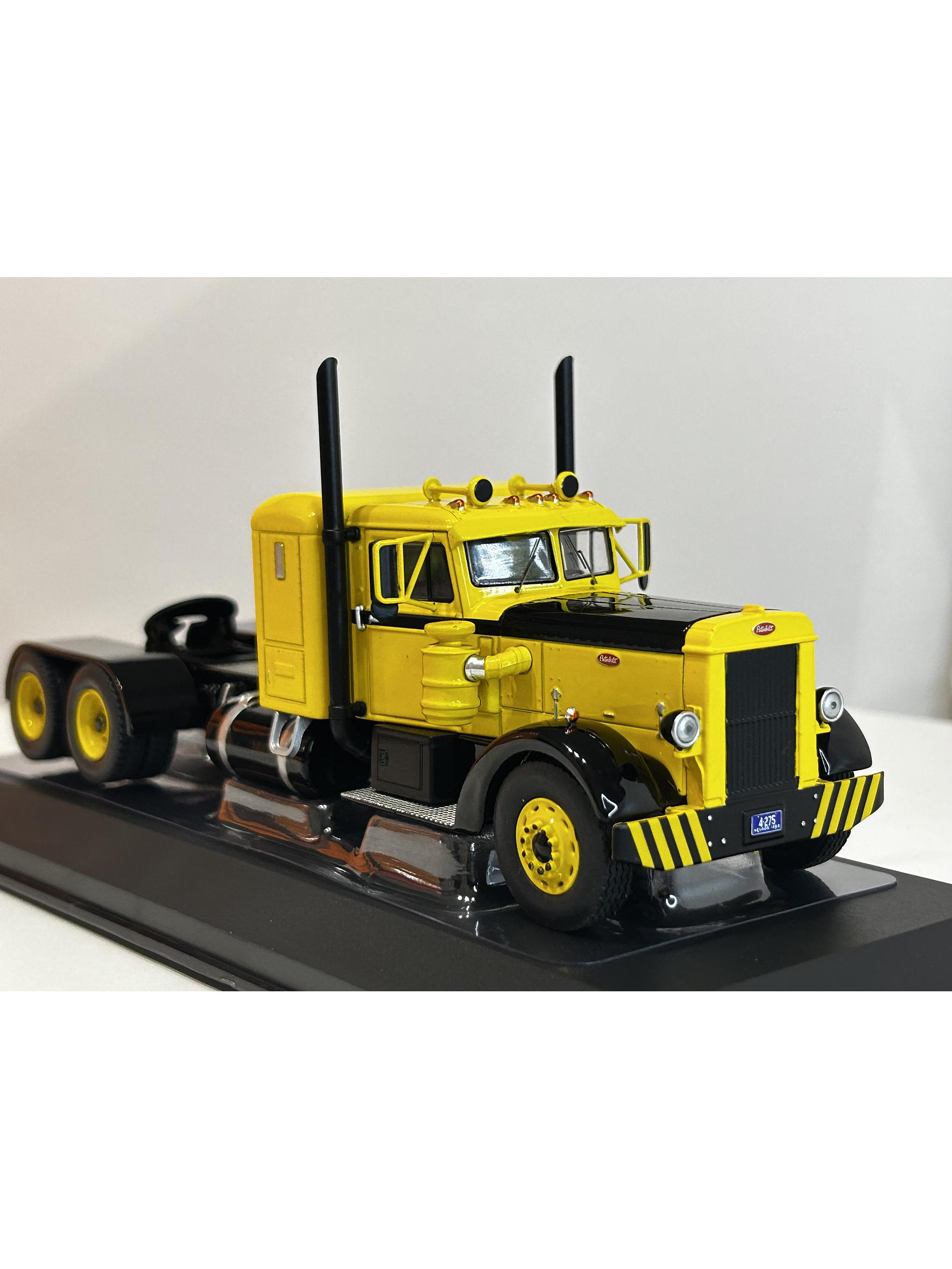 Peterbilt 350 1952 (1:43) – Camión Clásico Ixo Models – “Iron-Nose” 4