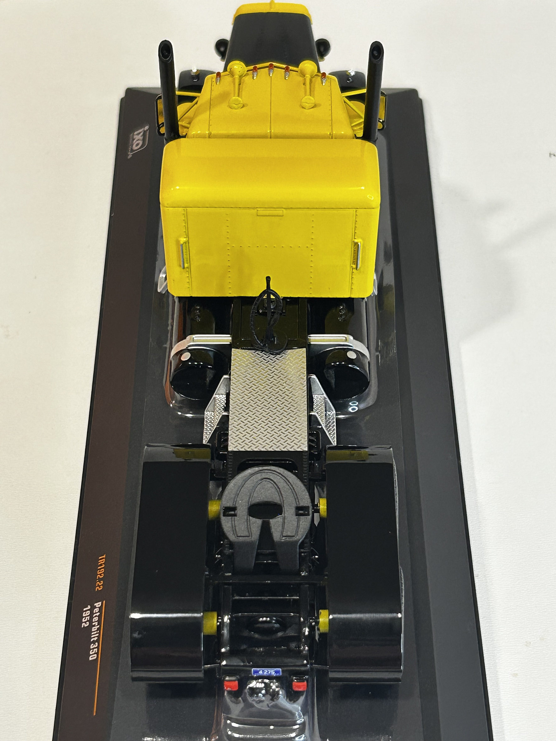 Peterbilt 350 1952 (1:43) – Camión Clásico Ixo Models – “Iron-Nose” 7