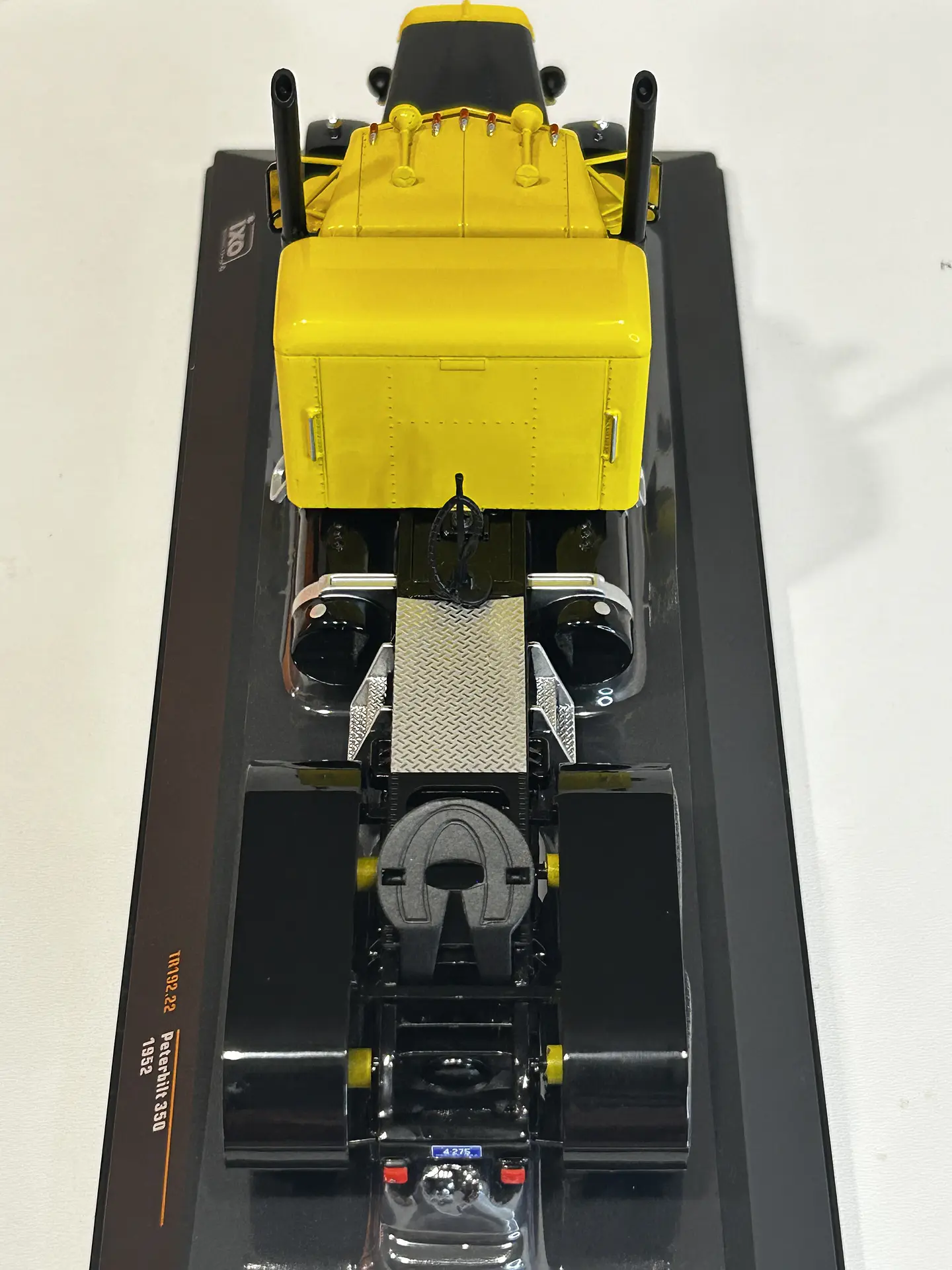 Camión Peterbilt 350 “Iron-Nose” (1952) | IXO 1:43 16