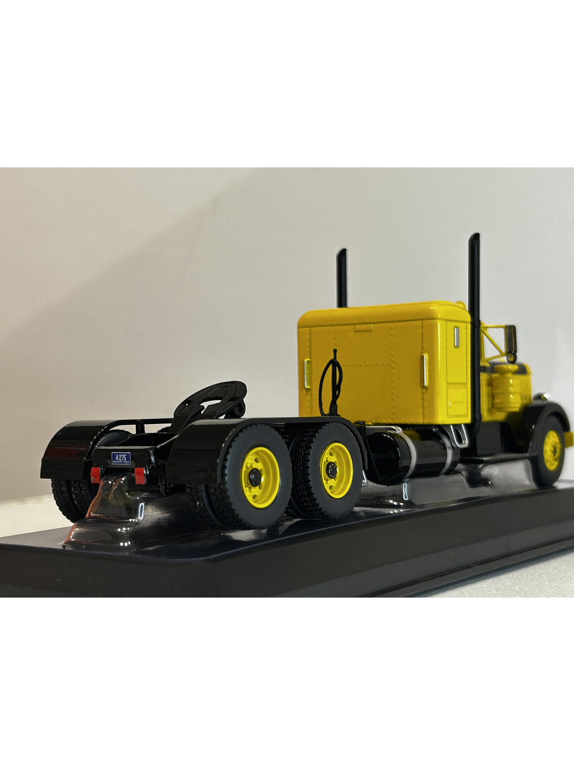 Peterbilt 350 1952 (1:43) – Camión Clásico Ixo Models – “Iron-Nose” 8