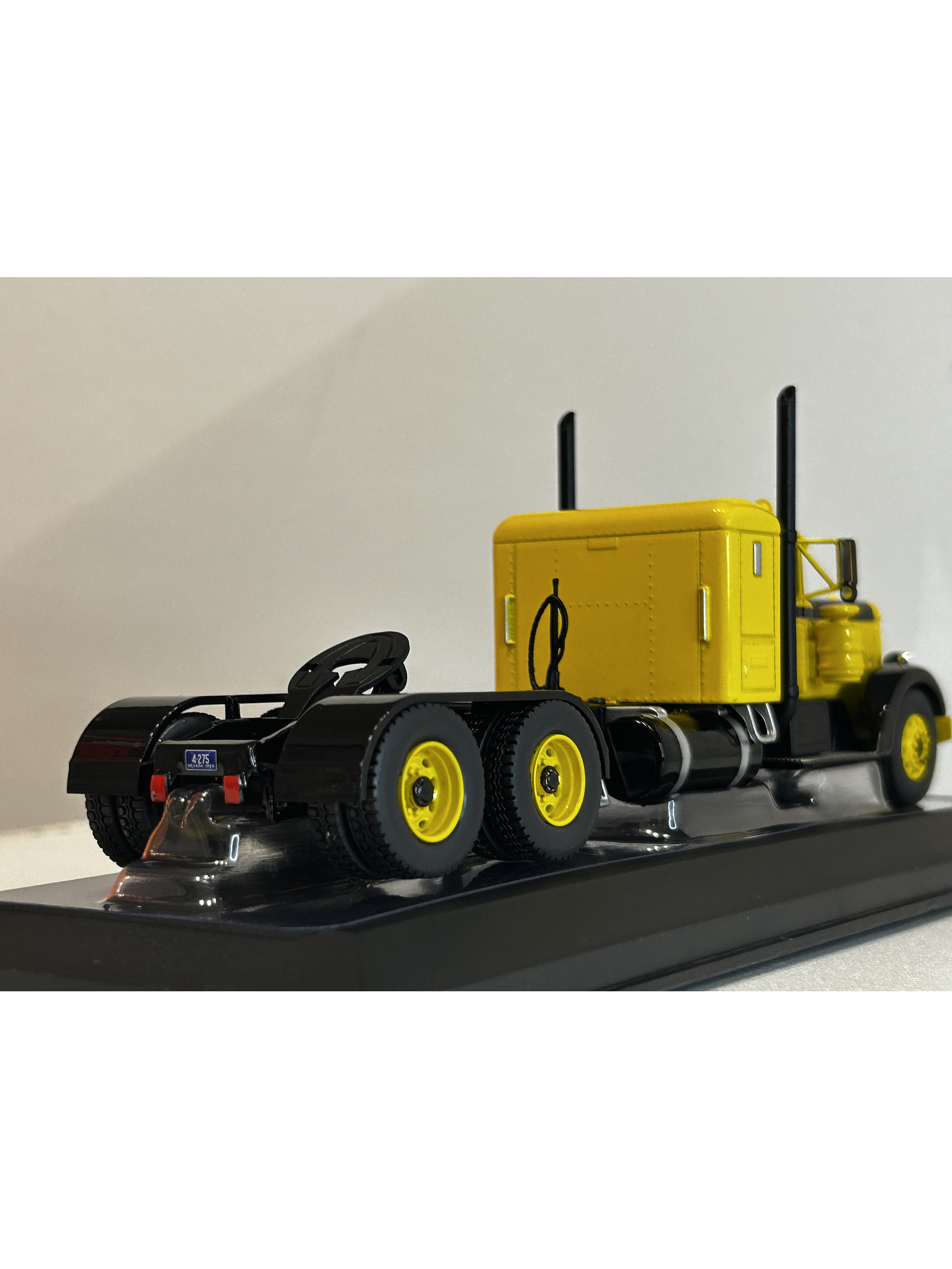 Peterbilt 350 1952 (1:43) – Camión Clásico Ixo Models – “Iron-Nose” 8