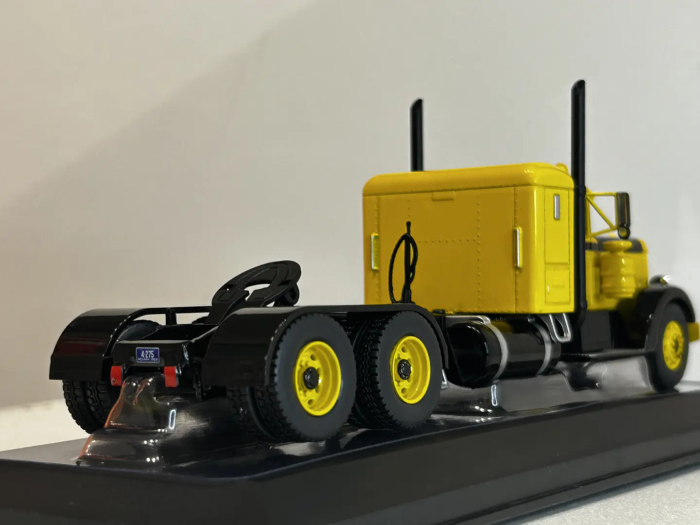 Camión Peterbilt 350 “Iron-Nose” (1952) | IXO 1:43 17