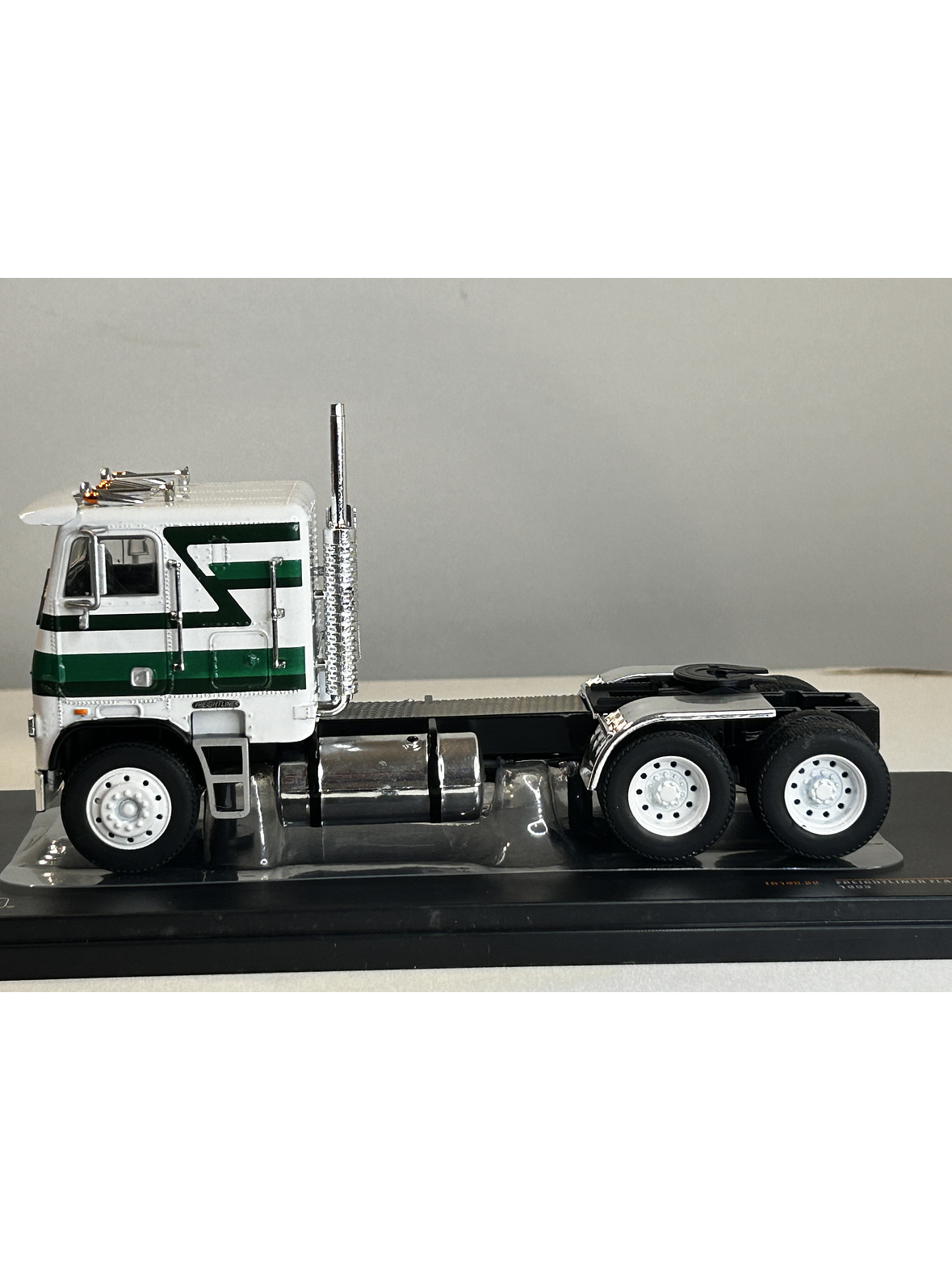 Freightliner FLA 1993 – Camión Clásico Escala 1:43 Ixo Models 3