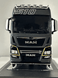 MAN TGX XXL EvoLion 2020 (1:43) – Camión Europeo Premium Ixo Models - Miniatura 3