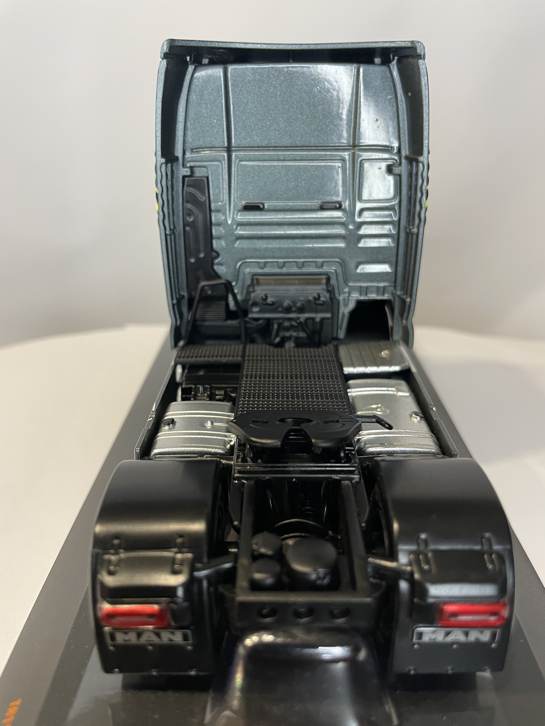 MAN TGX XXL EvoLion 2020 (1:43) – Camión Europeo Premium Ixo Models 7