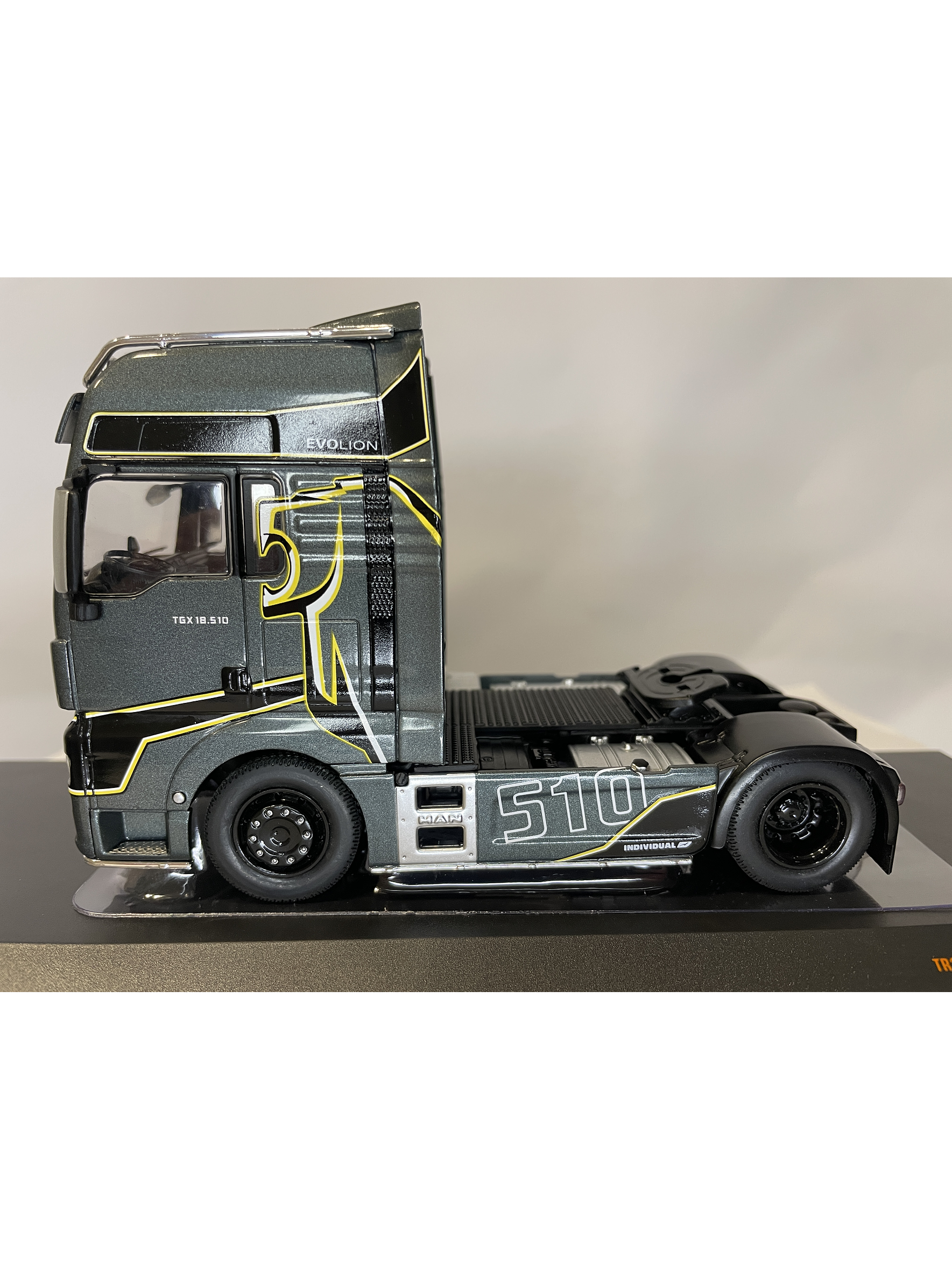 MAN TGX XXL EvoLion 2020 (1:43) – Camión Europeo Premium Ixo Models 9