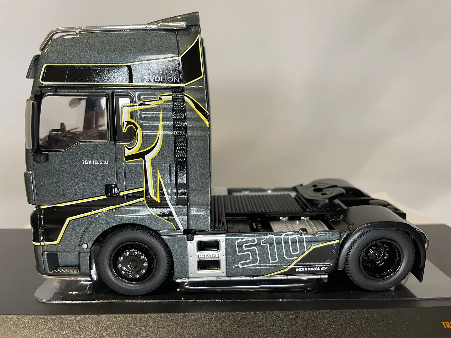 Camión MAN TGX XXL EvoLion (2020) | IXO Escala 1:43 20
