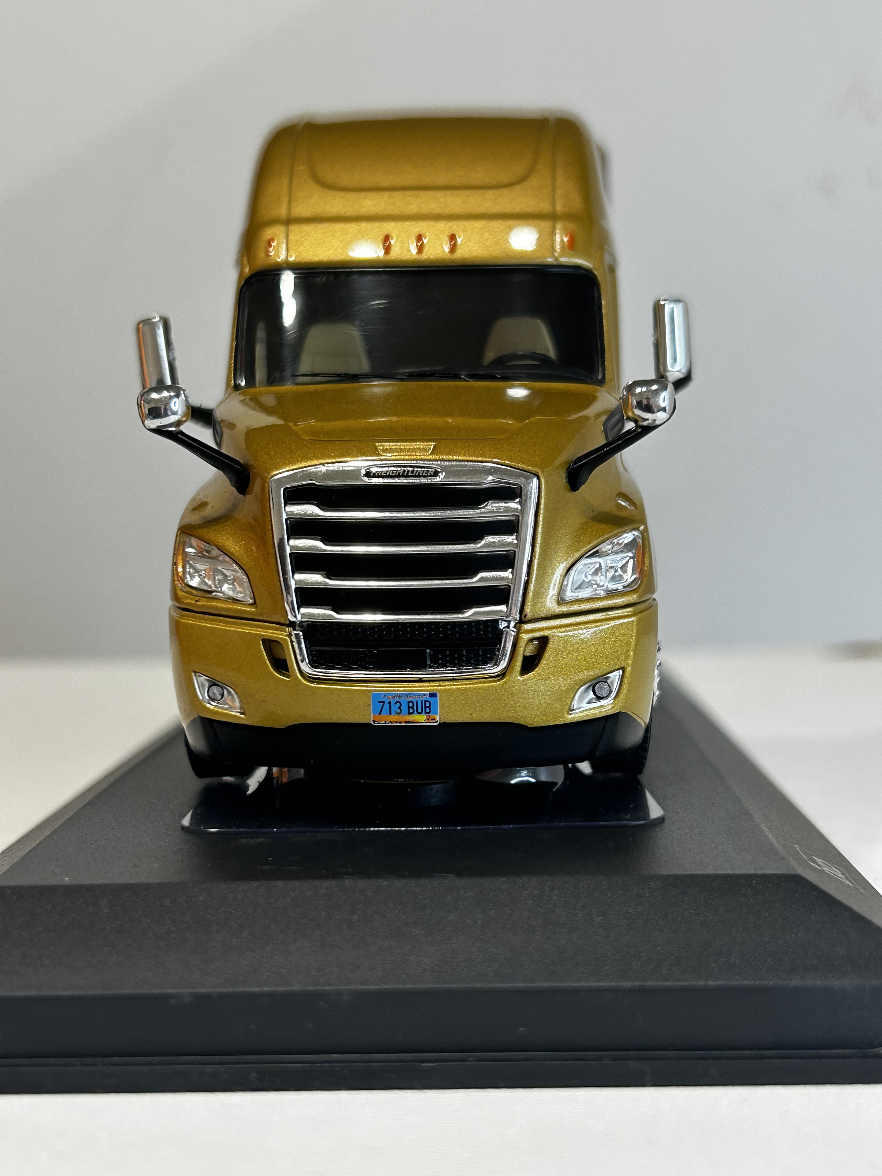 Freightliner Cascadia 2018 (1:43) – Camión Clásico Americano Ixo Models 3