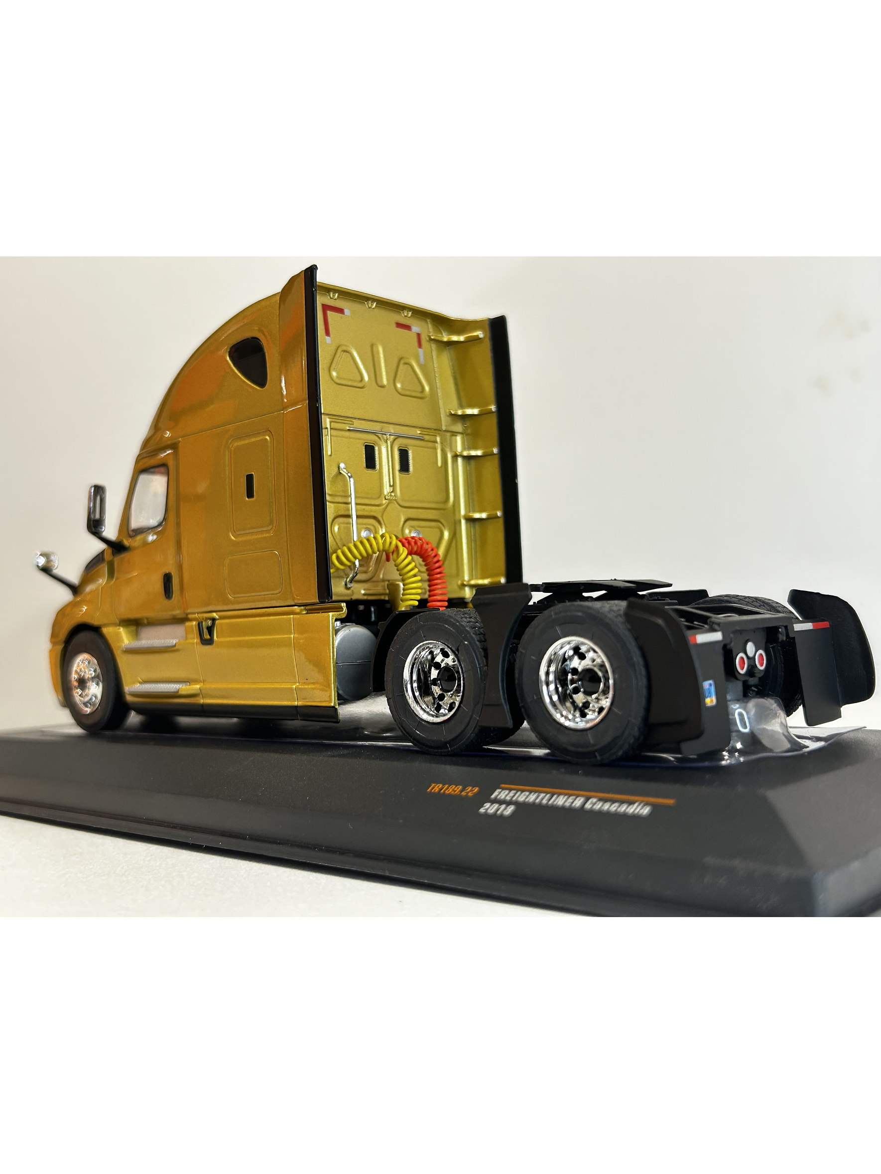 Freightliner Cascadia 2018 (1:43) – Camión Clásico Americano Ixo Models 7