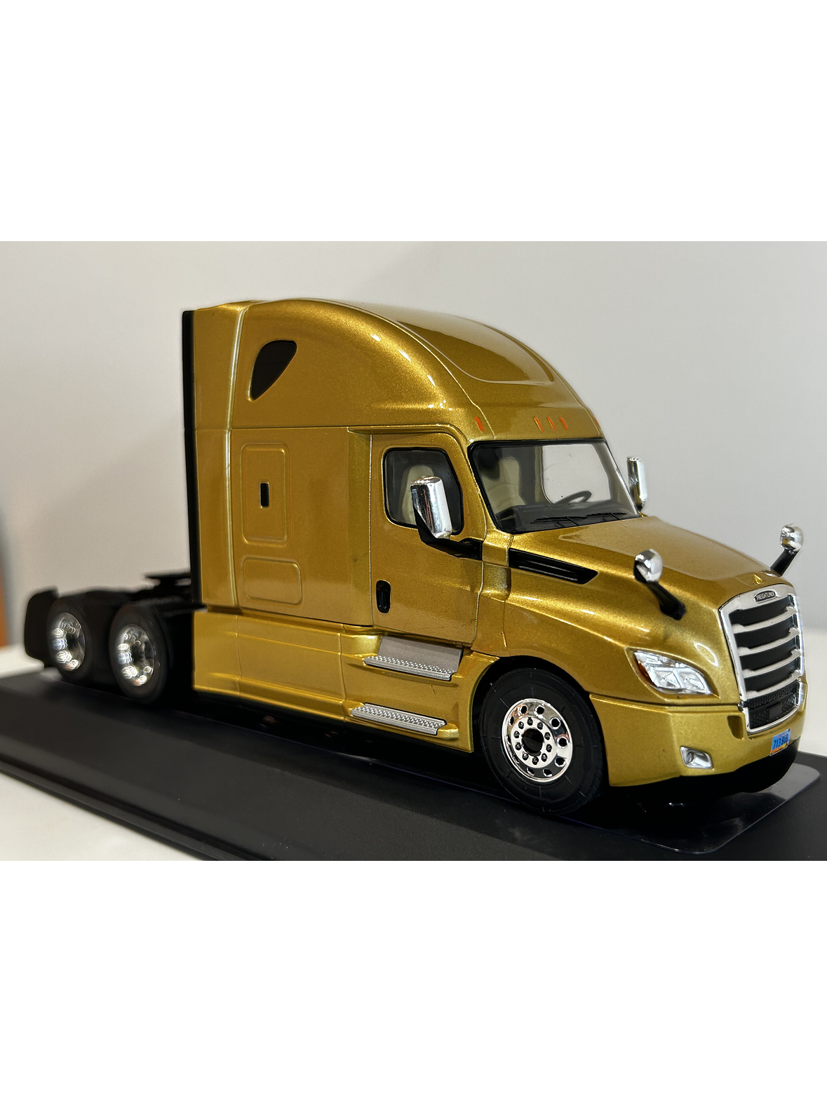 Freightliner Cascadia 2018 (1:43) – Camión Clásico Americano Ixo Models 4