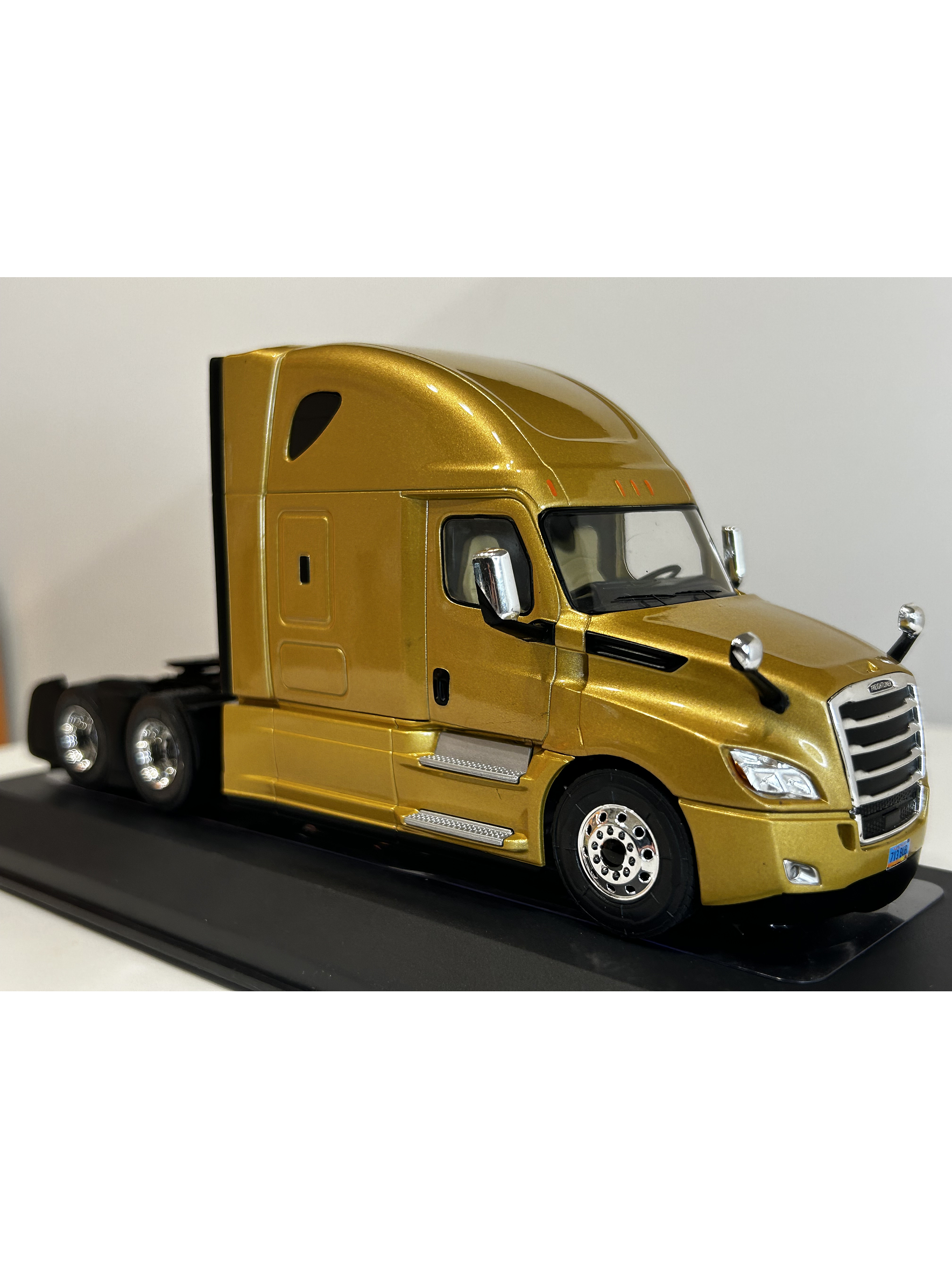 Freightliner Cascadia 2018 (1:43) – Camión Clásico Americano Ixo Models 4