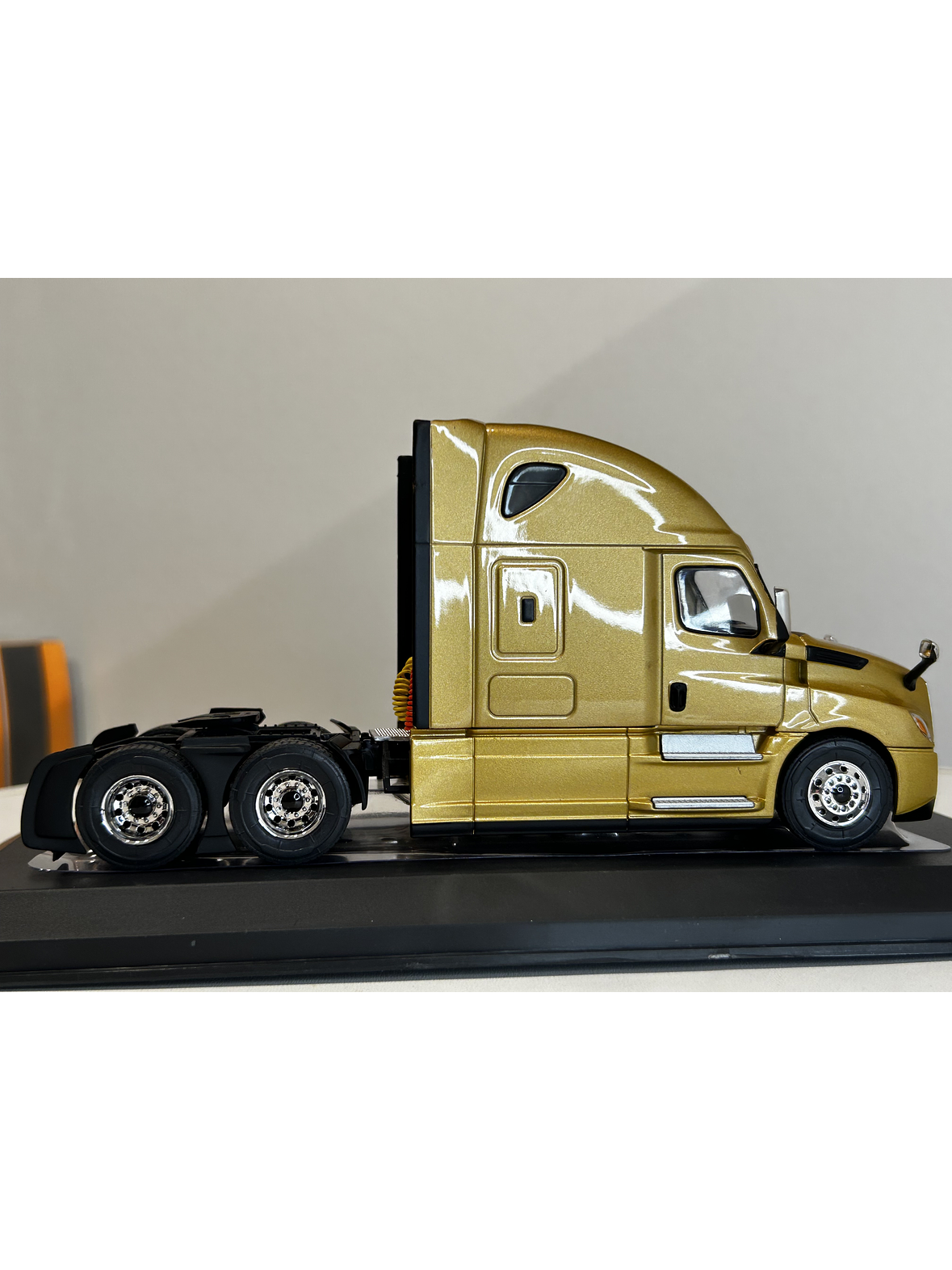 Freightliner Cascadia 2018 (1:43) – Camión Clásico Americano Ixo Models 5