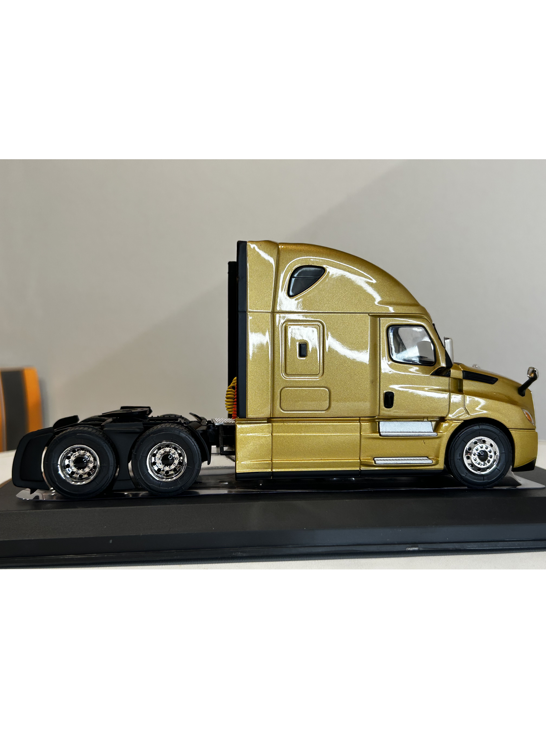 Freightliner Cascadia 2018 (1:43) – Camión Clásico Americano Ixo Models 5