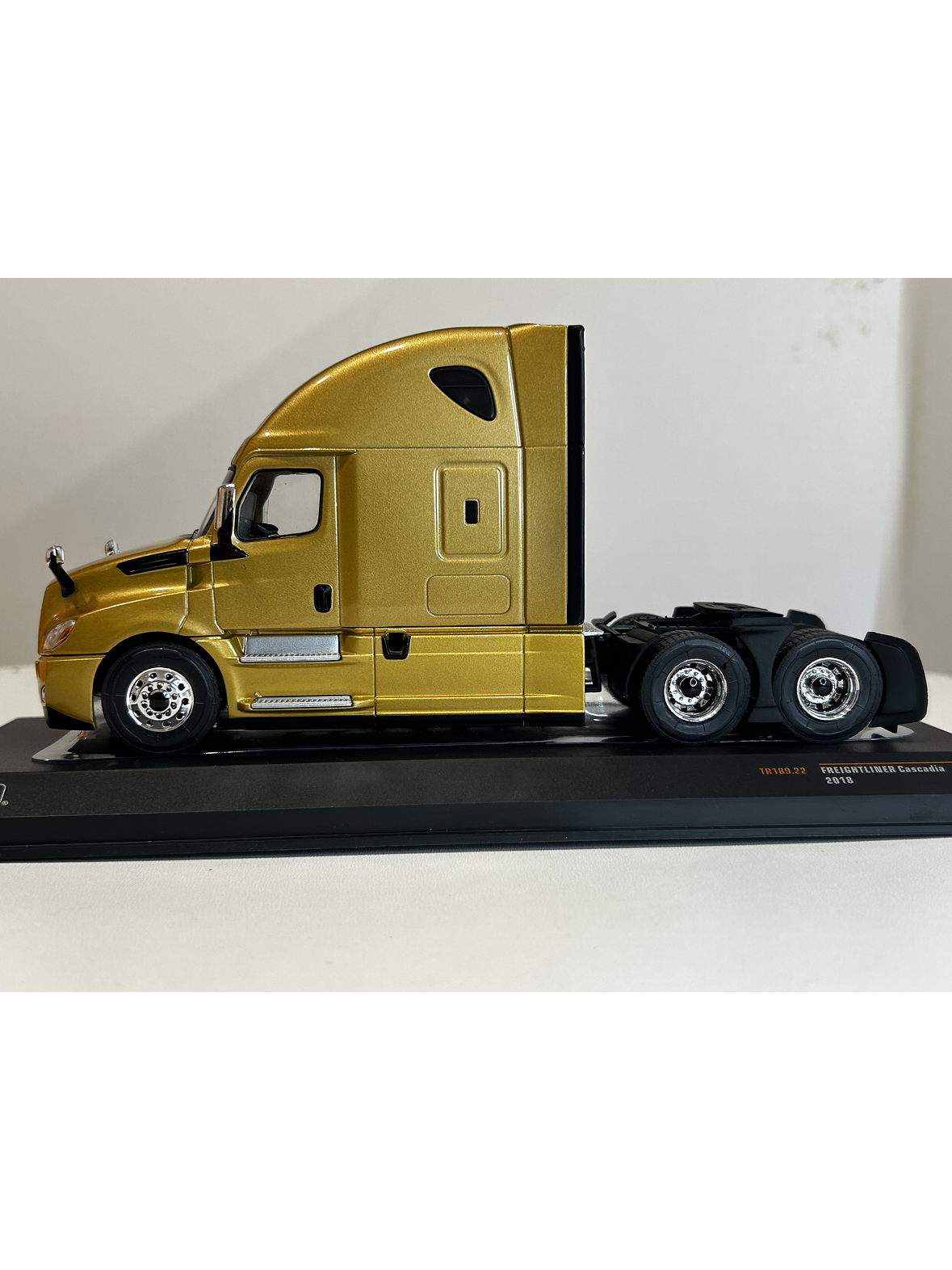 Freightliner Cascadia 2018 (1:43) – Camión Clásico Americano Ixo Models 8