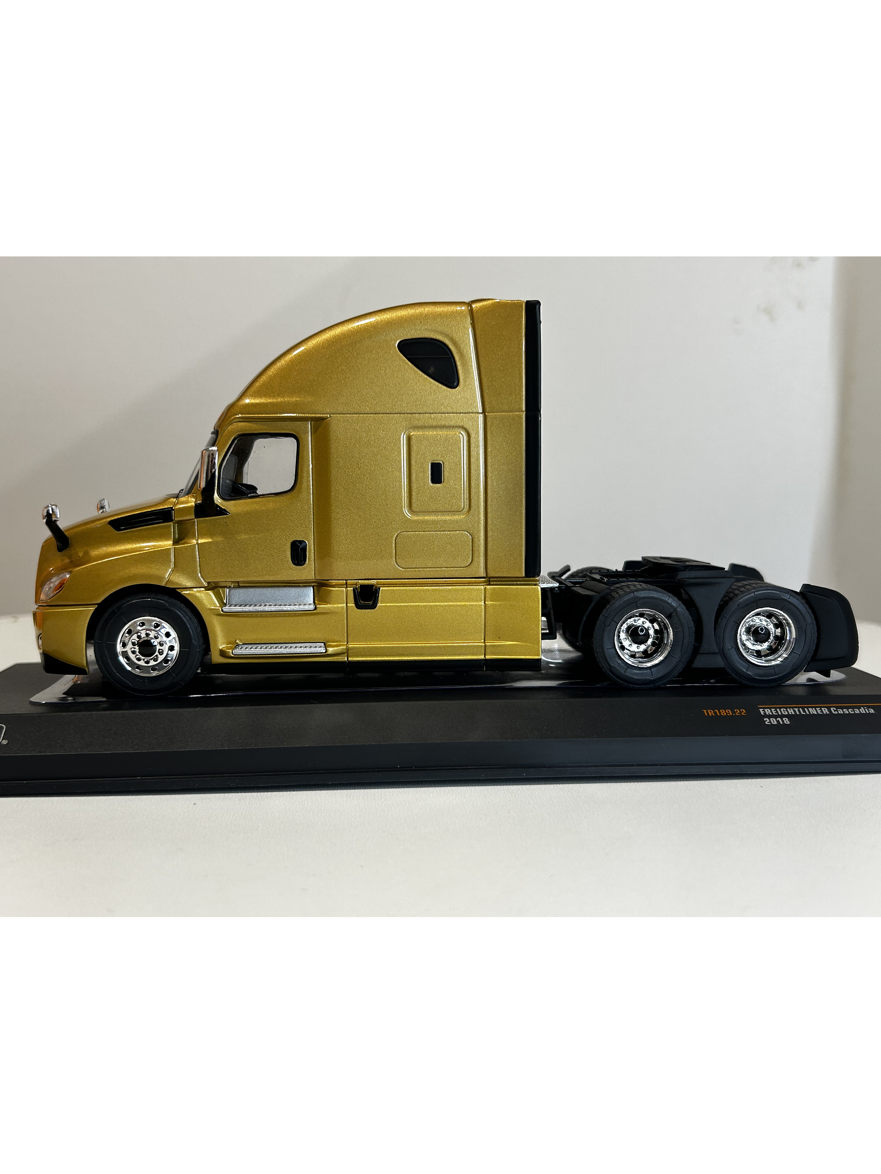 Freightliner Cascadia 2018 (1:43) – Camión Clásico Americano Ixo Models 8