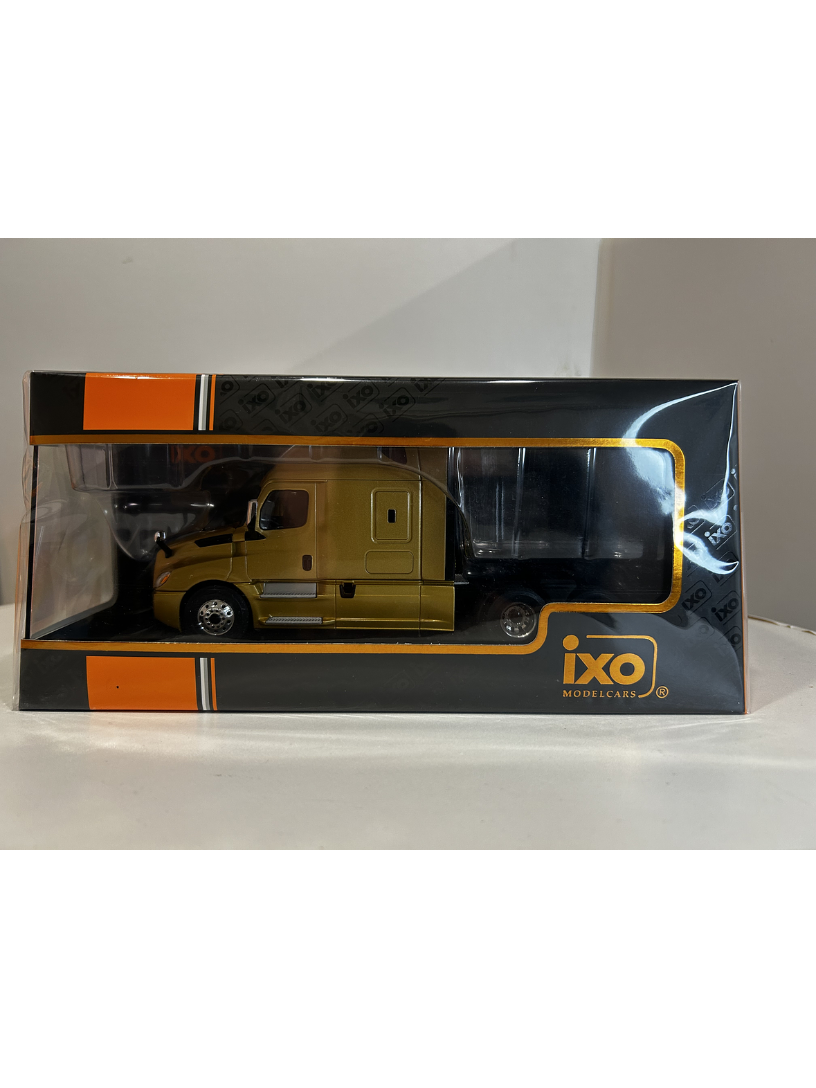 Freightliner Cascadia 2018 (1:43) – Camión Clásico Americano Ixo Models 9