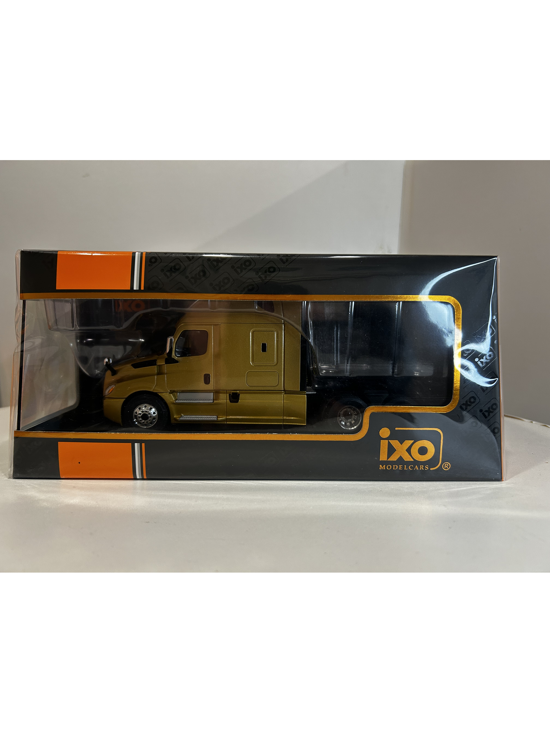 Freightliner Cascadia 2018 (1:43) – Camión Clásico Americano Ixo Models 9
