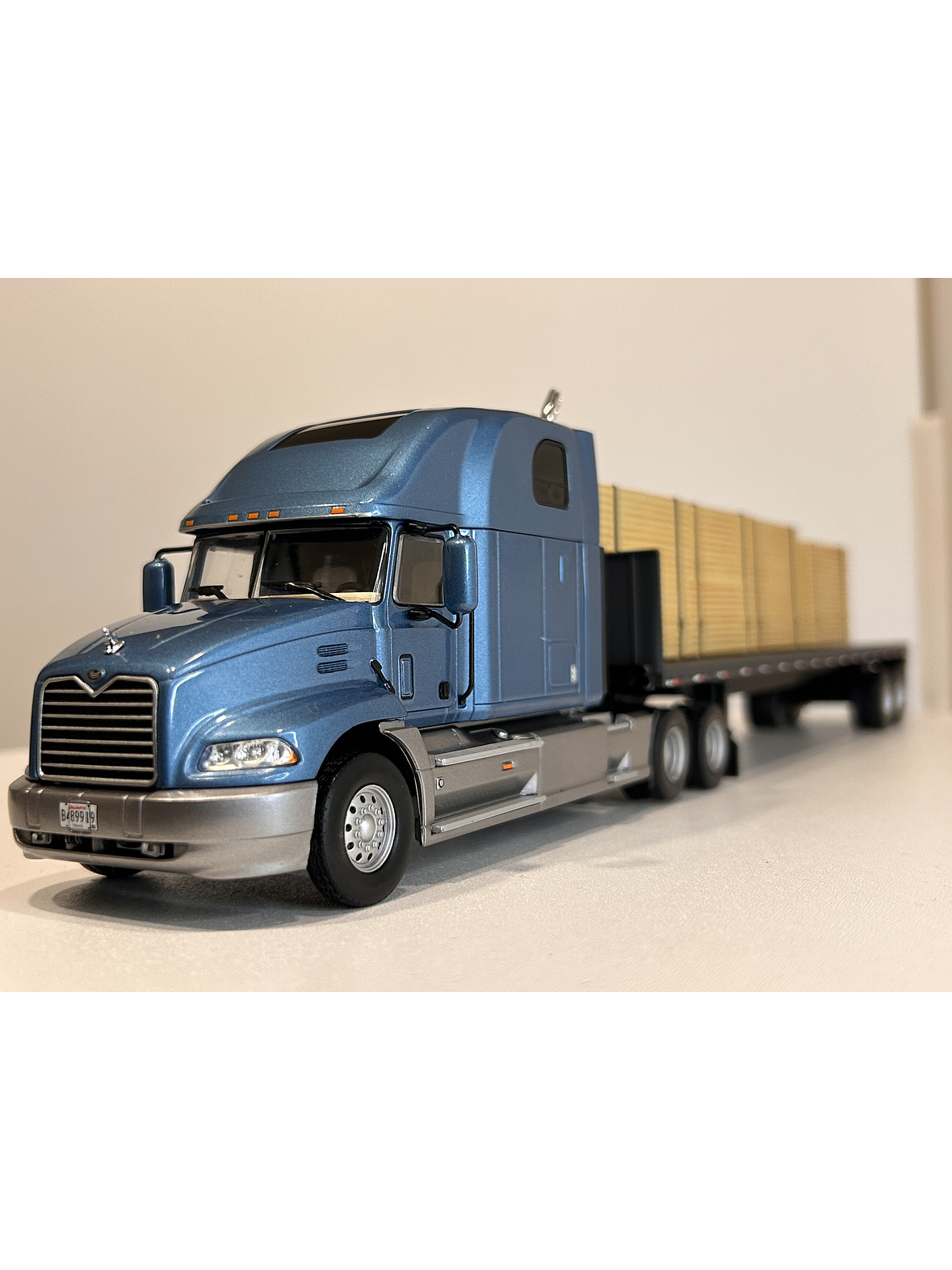 Camión Mack Vision Wood Transport 1:43 – Nostalgia y Potencia a Escala 3