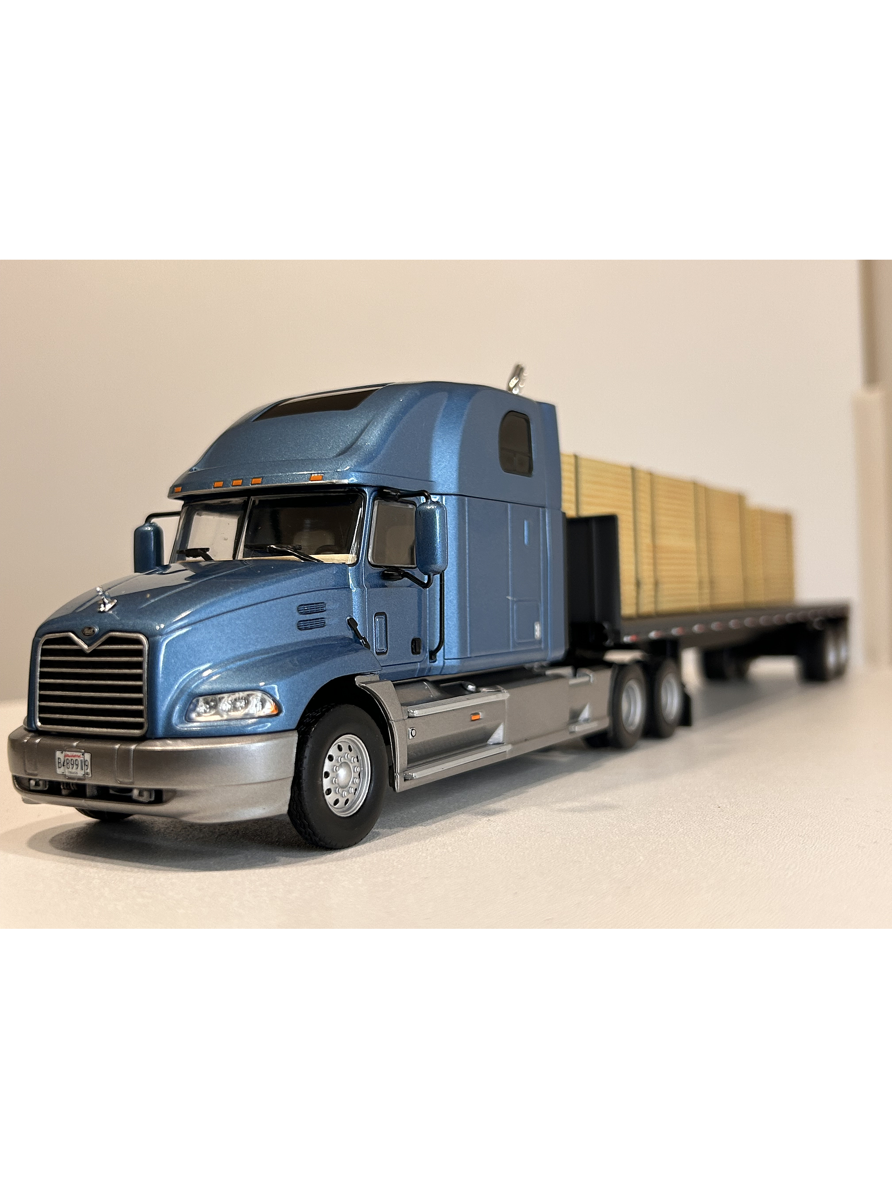 Camión Mack Vision Wood Transport 1:43 – Nostalgia y Potencia a Escala 3