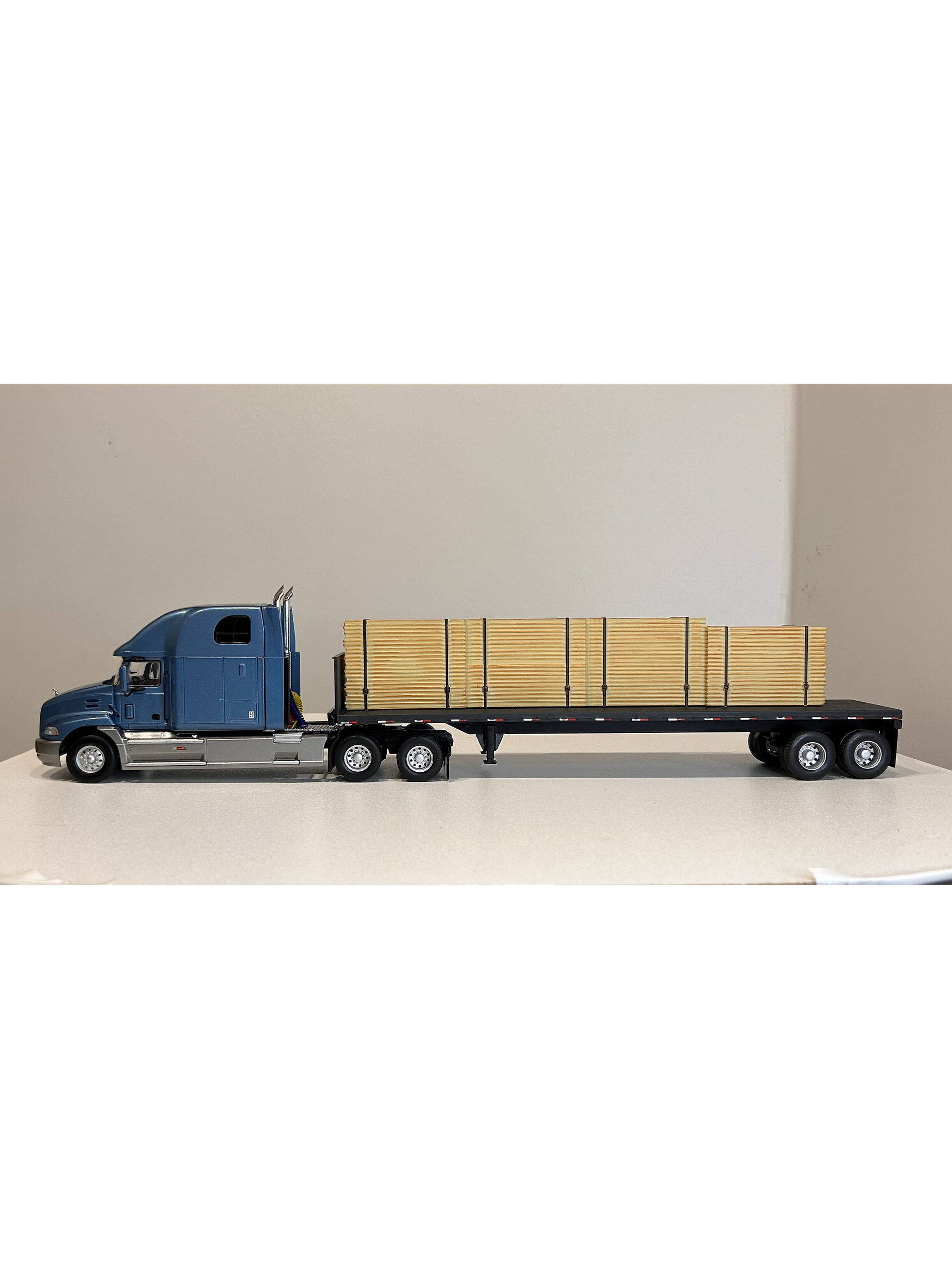 Camión Mack Vision Wood Transport 1:43 – Nostalgia y Potencia a Escala 7