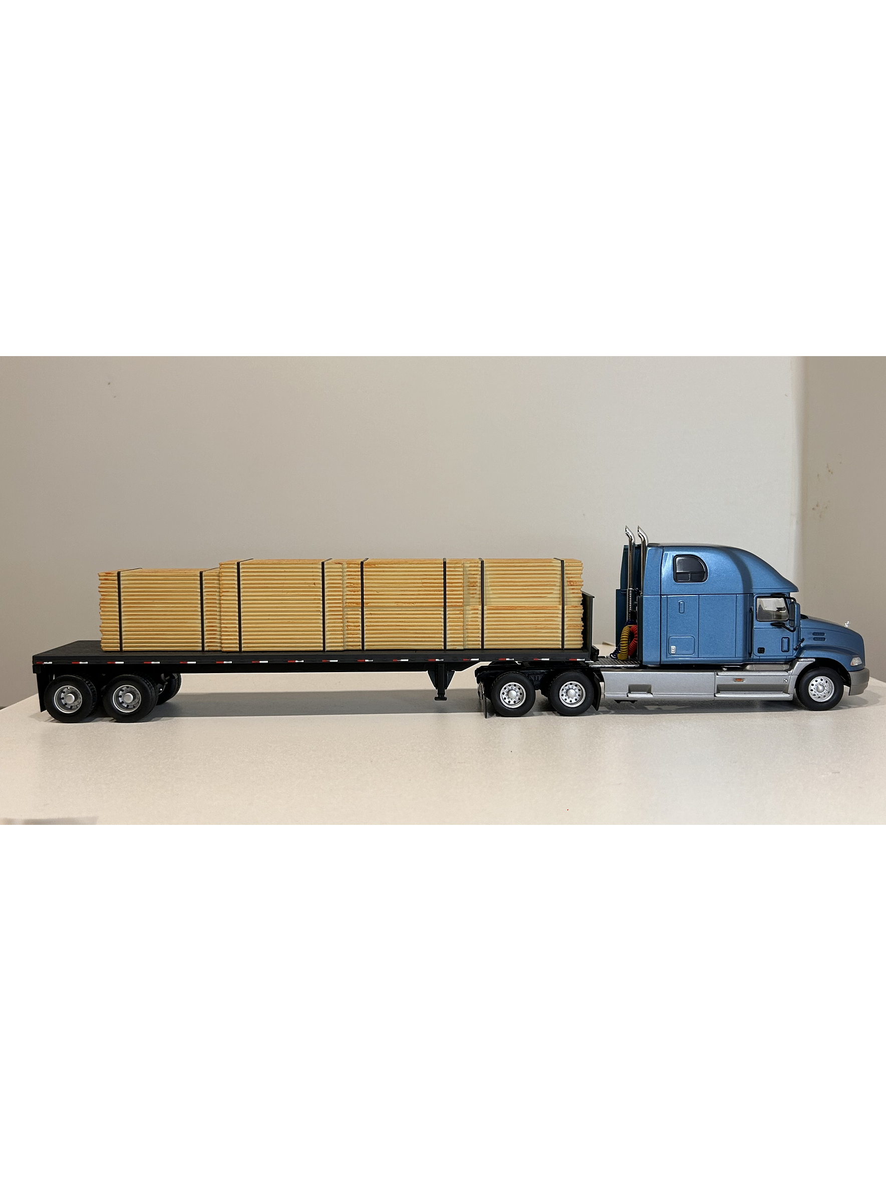 Camión Mack Vision Wood Transport 1:43 – Nostalgia y Potencia a Escala 10