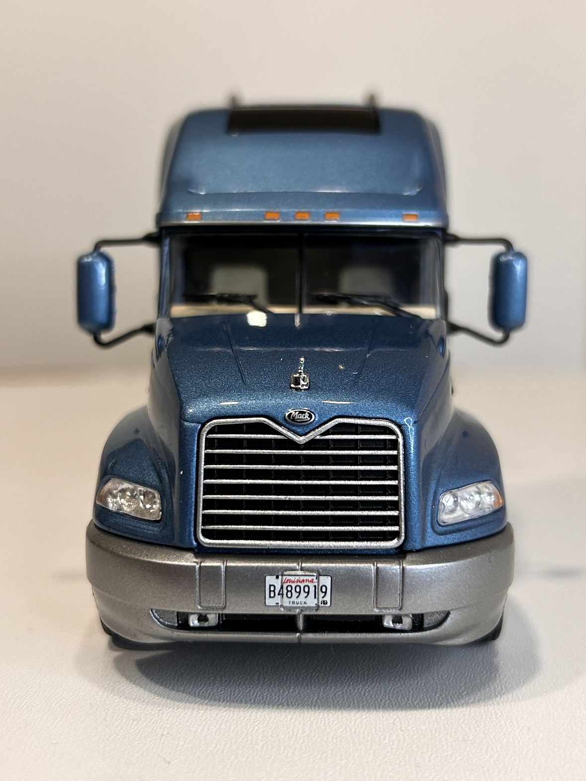 Camión Mack Vision Wood Transport 1:43 – Nostalgia y Potencia a Escala 5