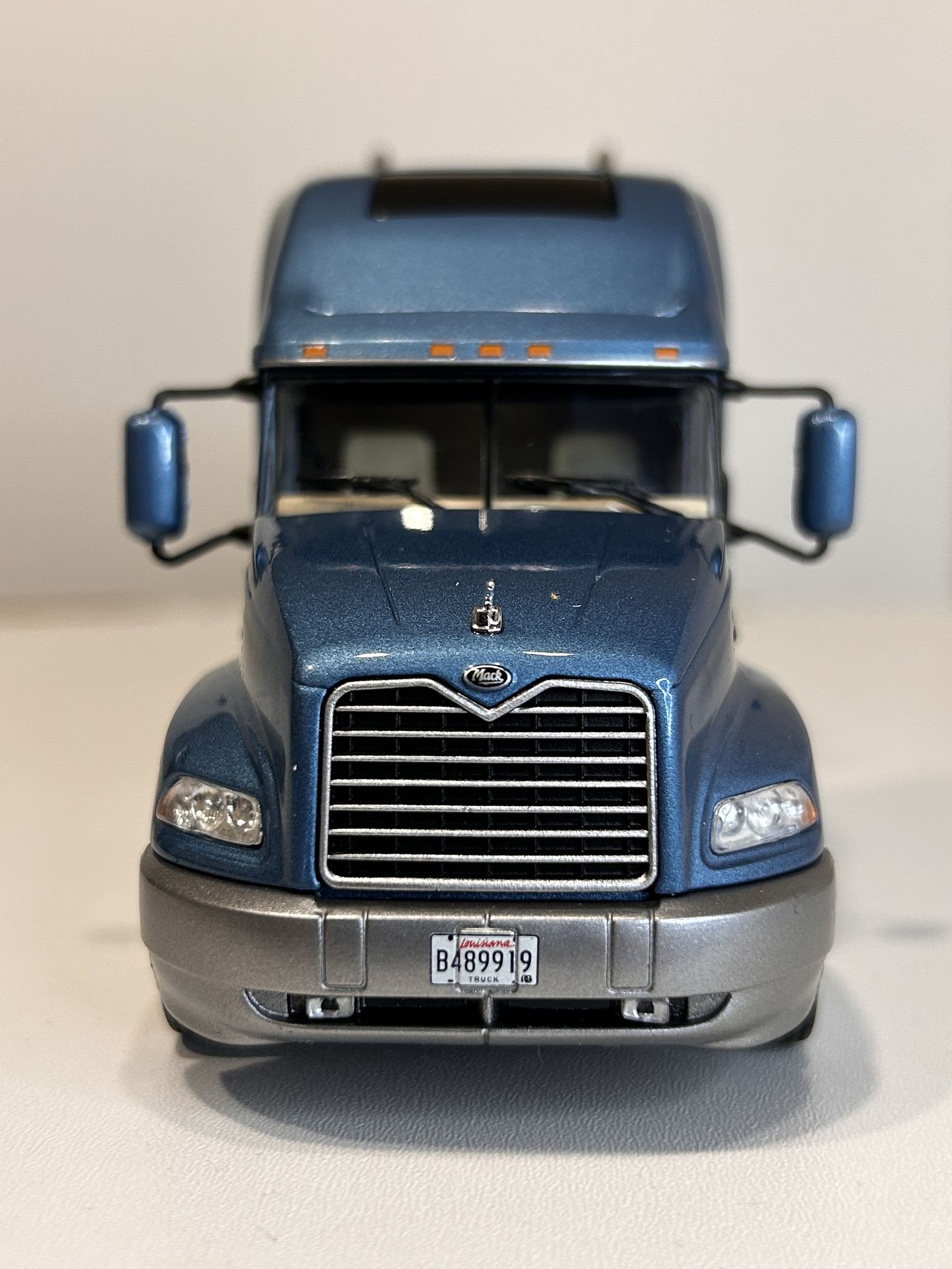 Camión Mack Vision Wood Transport 1:43 – Nostalgia y Potencia a Escala 5