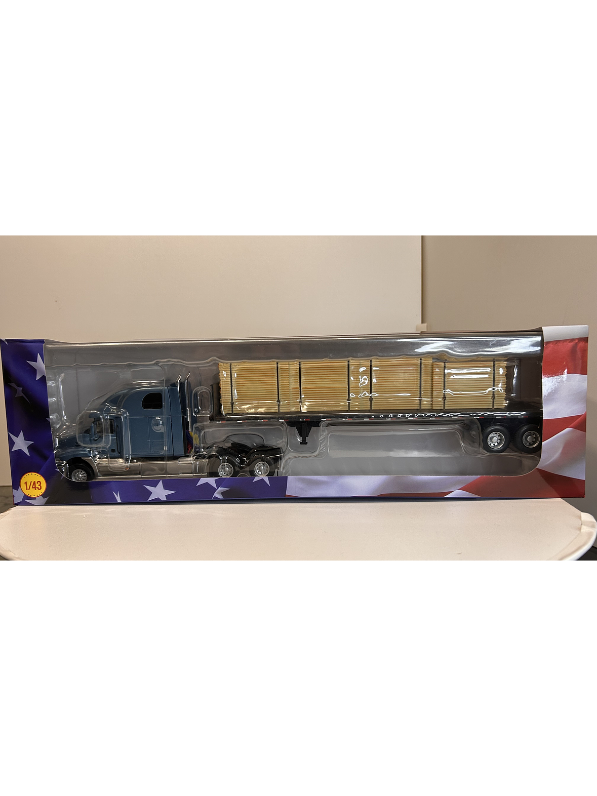 Camión Mack Vision Wood Transport 1:43 – Nostalgia y Potencia a Escala 12