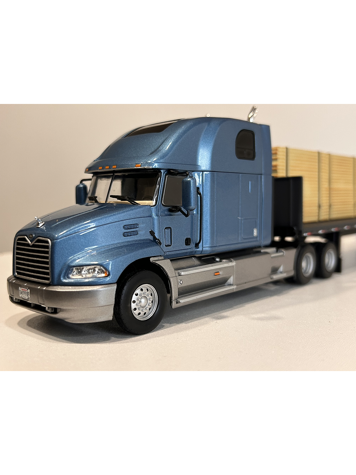 Camión Mack Vision Wood Transport 1:43 – Nostalgia y Potencia a Escala 6