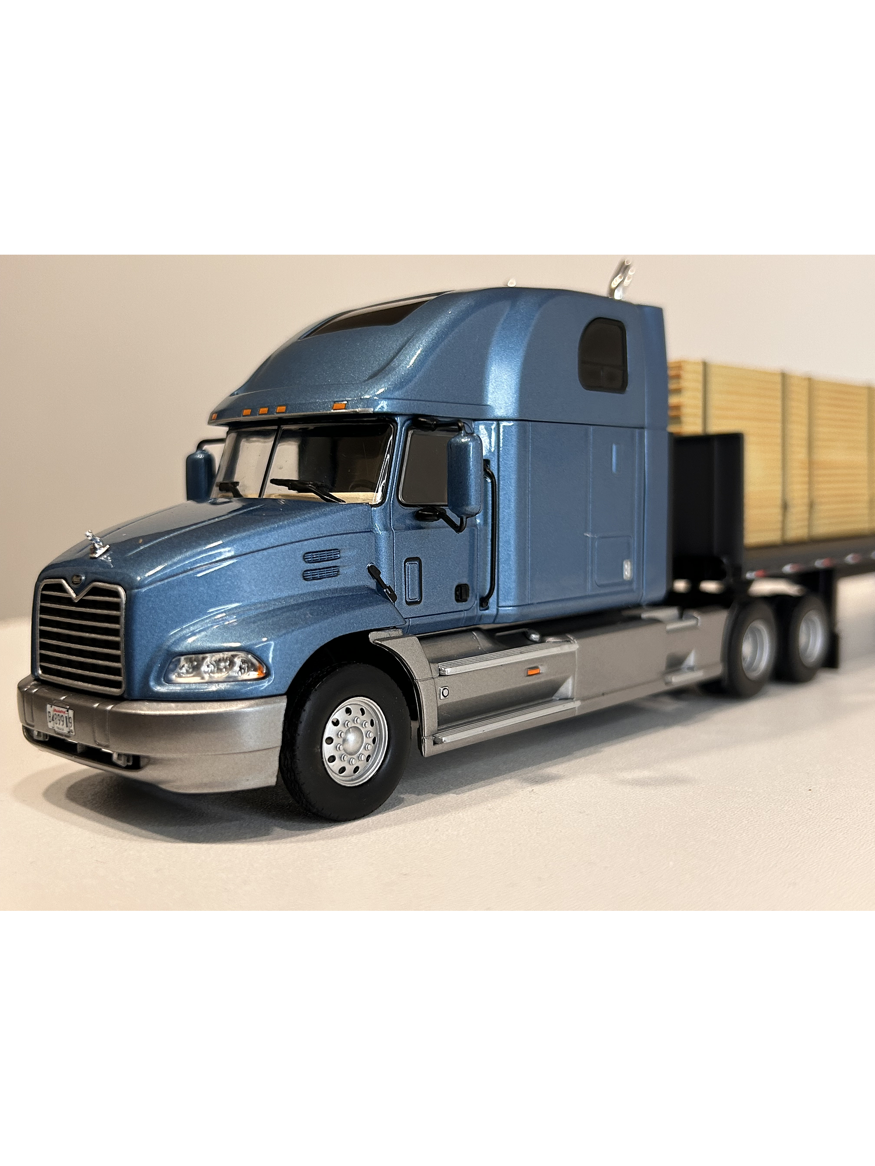 Camión Mack Vision Wood Transport 1:43 – Nostalgia y Potencia a Escala 6