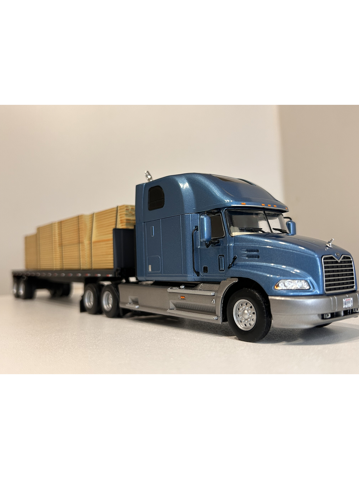 Camión Mack Vision Wood Transport 1:43 – Nostalgia y Potencia a Escala 11