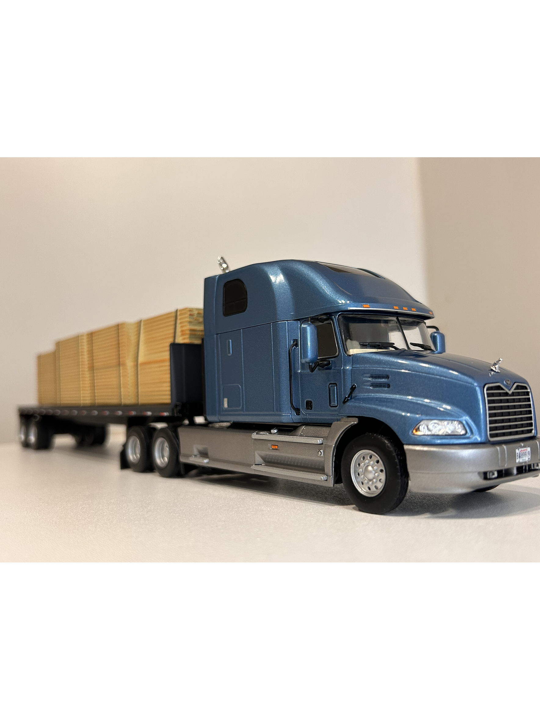 Camión Mack Vision Wood Transport 1:43 – Nostalgia y Potencia a Escala 11