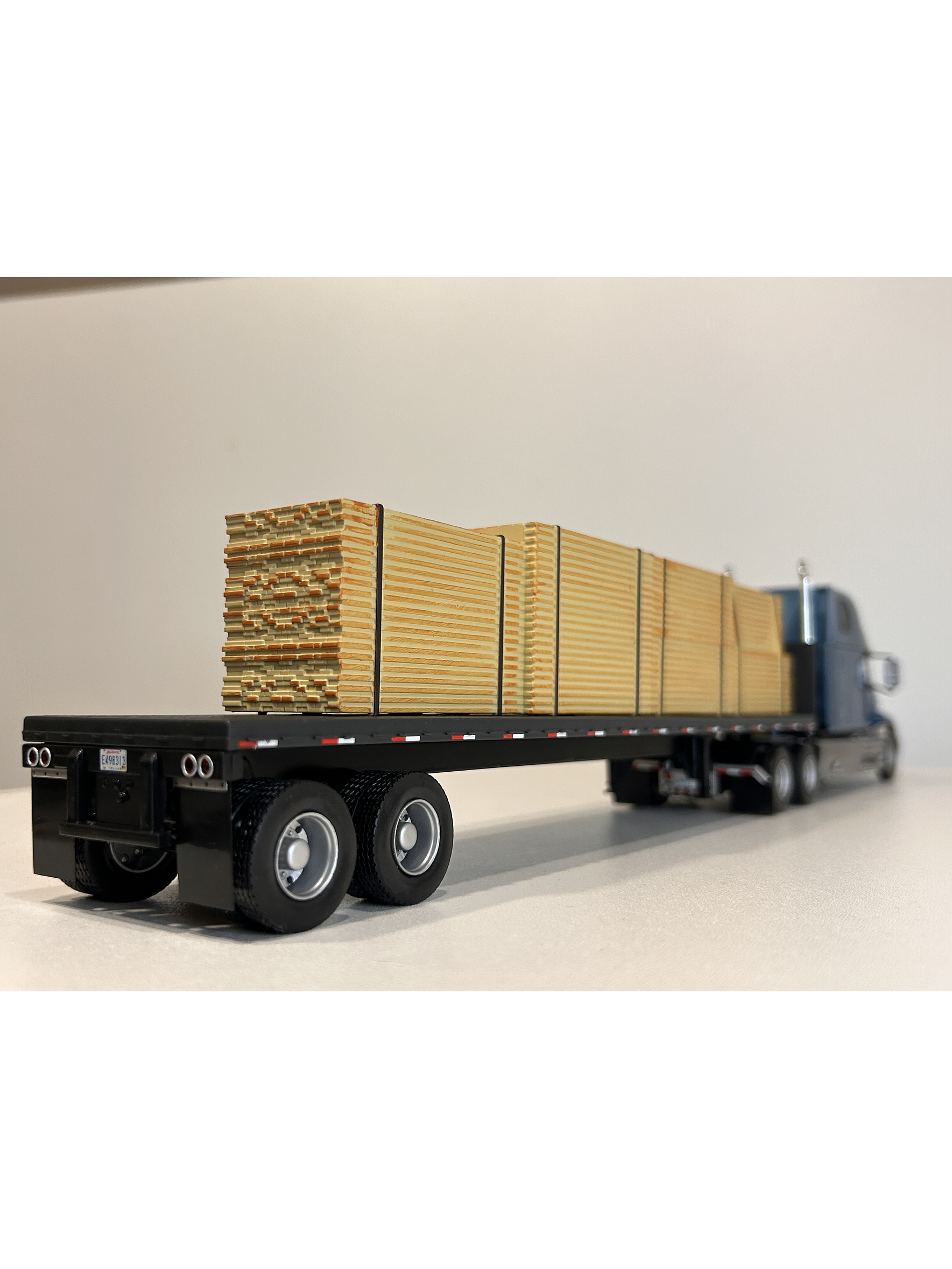 Camión Mack Vision Wood Transport 1:43 – Nostalgia y Potencia a Escala 9