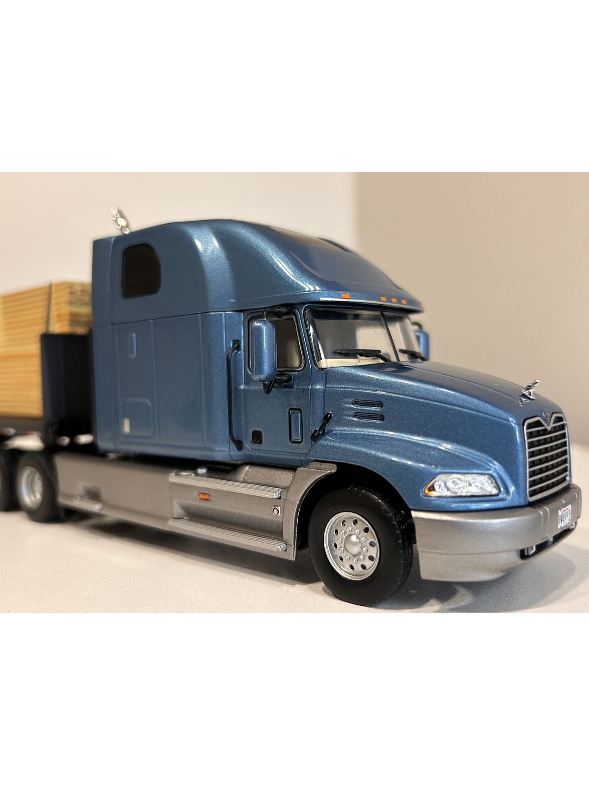 Camión Mack Vision Wood Transport 1:43 – Nostalgia y Potencia a Escala 4