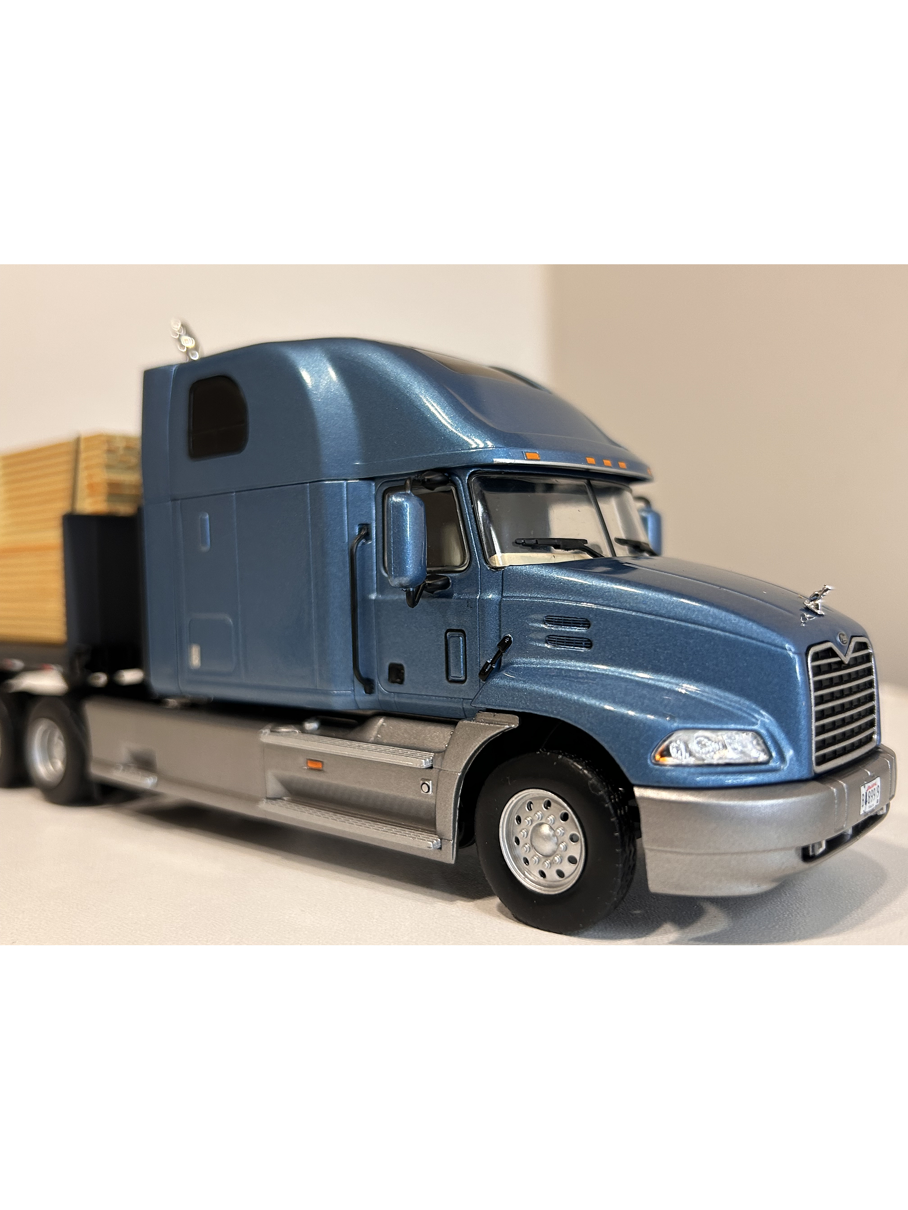 Camión Mack Vision Wood Transport 1:43 – Nostalgia y Potencia a Escala 4