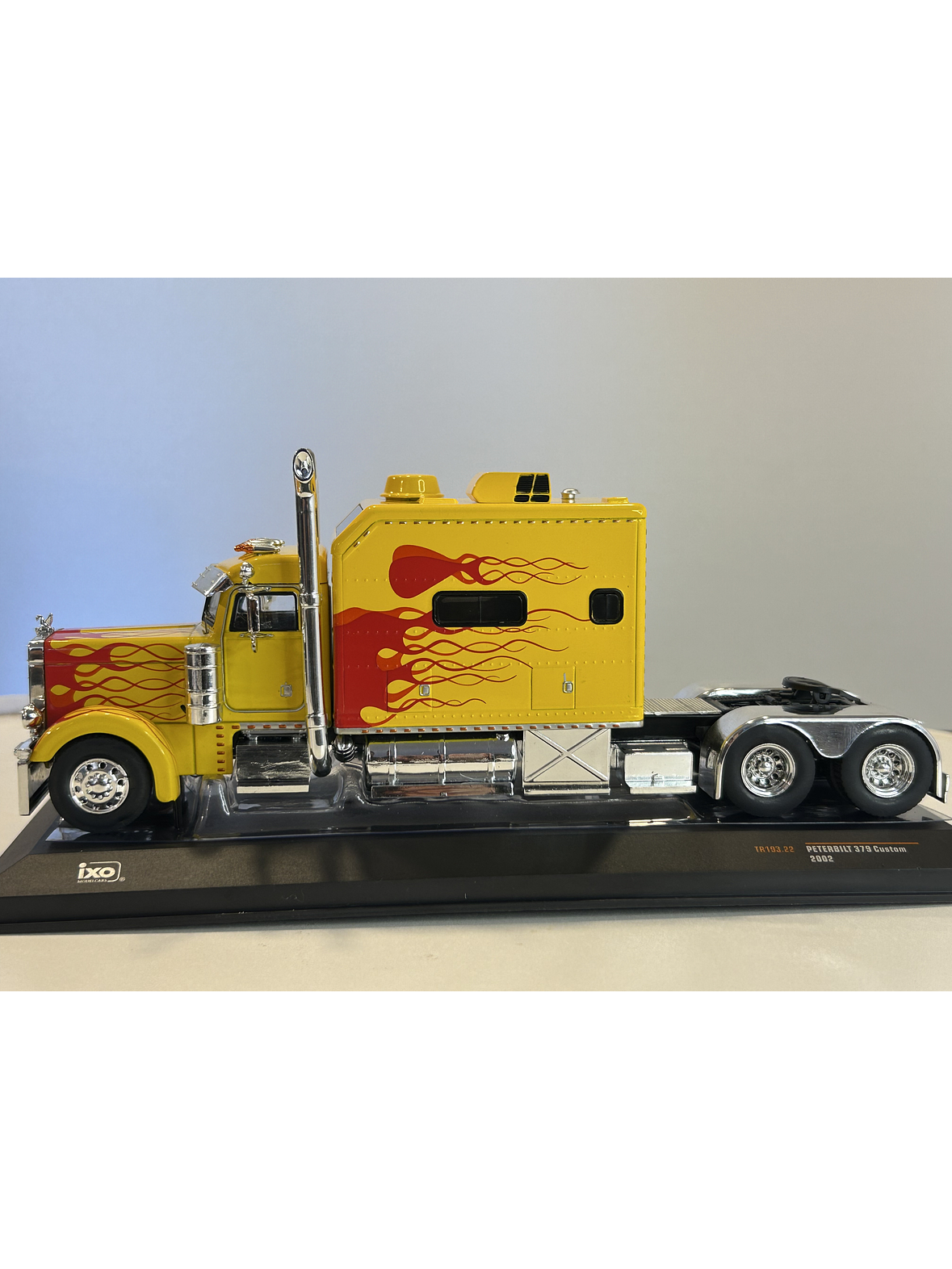 Peterbilt 379 Custom (2002) – IXO TR193.22 – Escala 1:43. – Camión americano clásico con sleeper y flamas 10