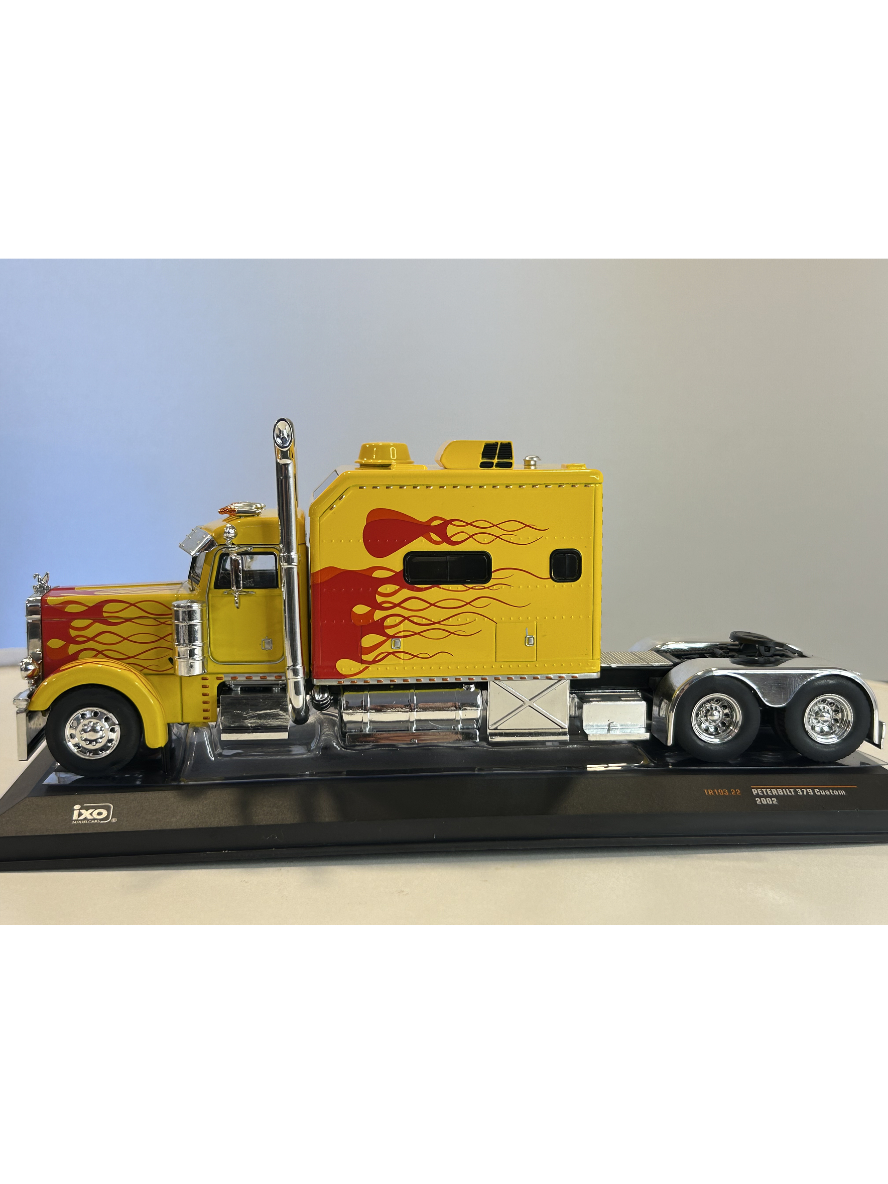 Peterbilt 379 Custom (2002) – IXO TR193.22 – Escala 1:43. – Camión americano clásico con sleeper y flamas 10