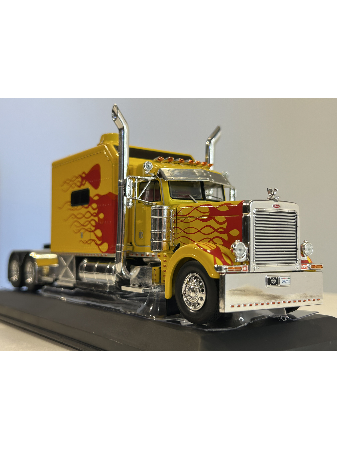 Peterbilt 379 Custom (2002) – IXO TR193.22 – Escala 1:43. – Camión americano clásico con sleeper y flamas 11