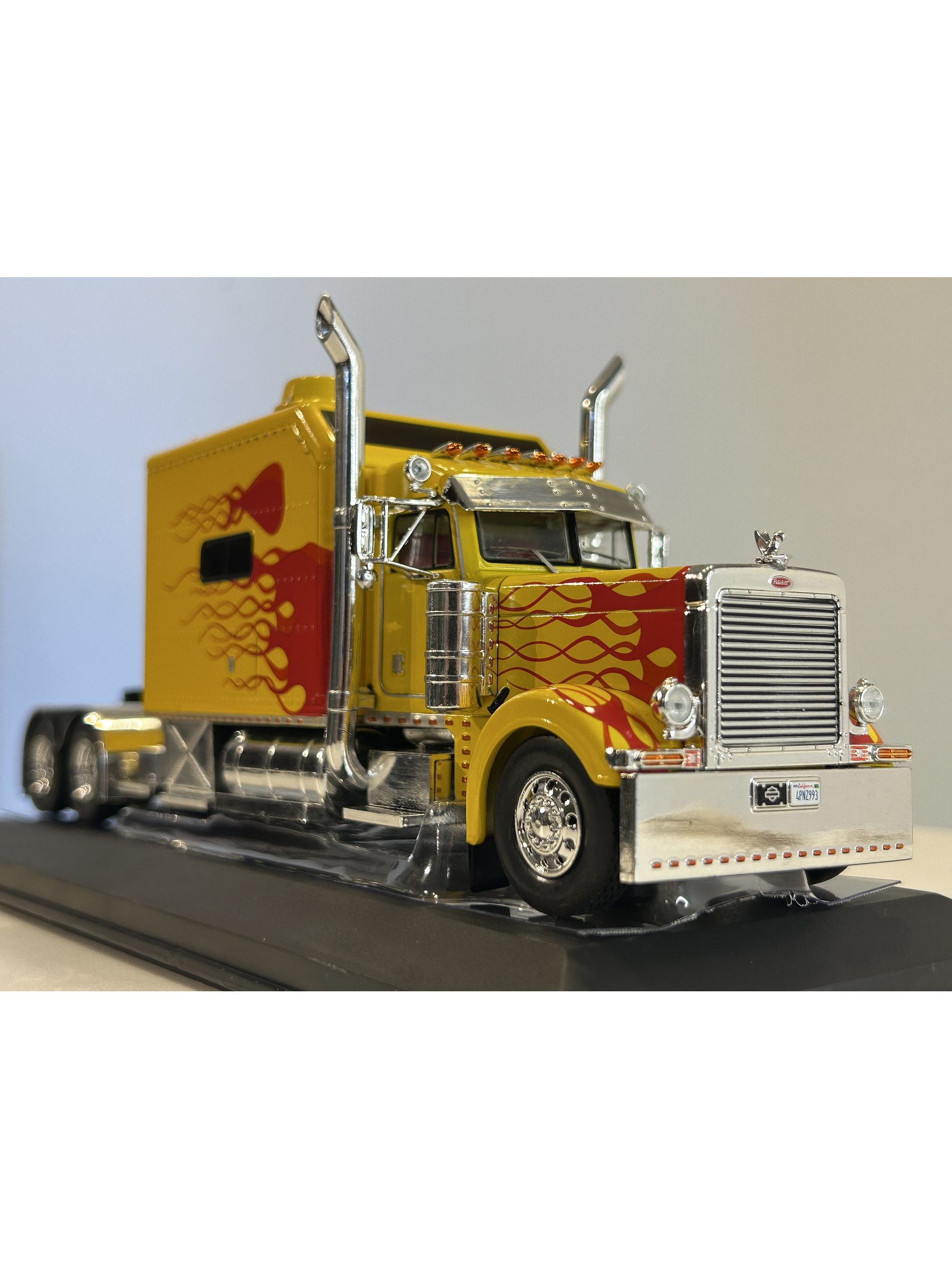 Peterbilt 379 Custom (2002) – IXO TR193.22 – Escala 1:43. – Camión americano clásico con sleeper y flamas 11