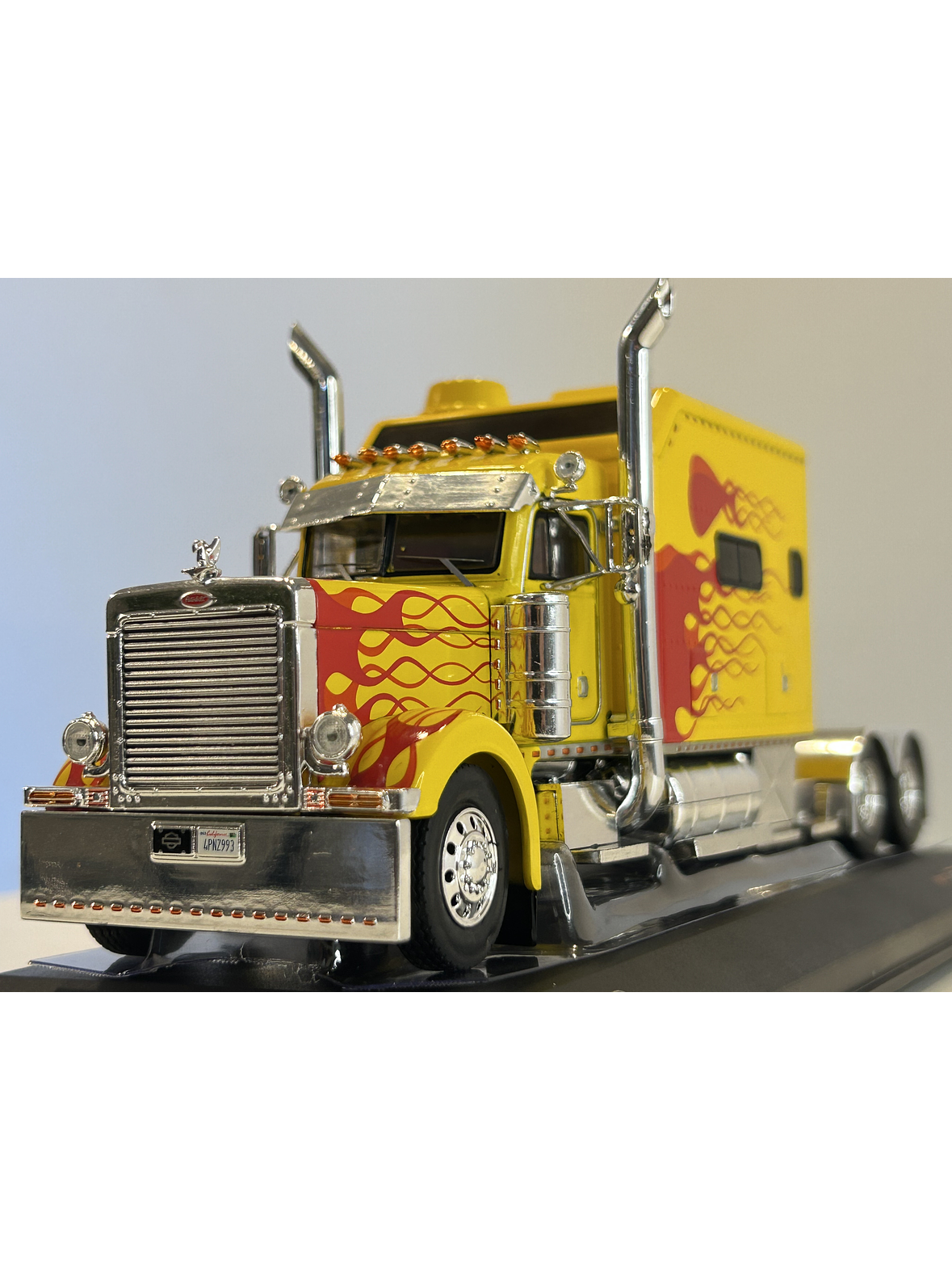 Peterbilt 379 Custom (2002) – IXO TR193.22 – Escala 1:43. – Camión americano clásico con sleeper y flamas 3