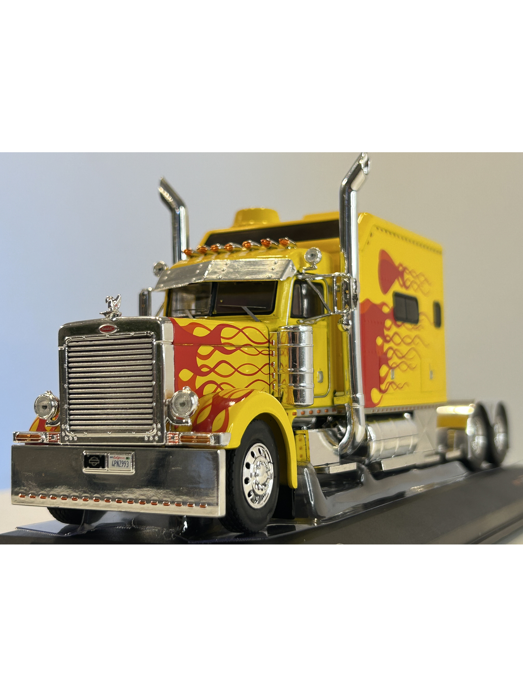 Peterbilt 379 Custom (2002) – IXO TR193.22 – Escala 1:43. – Camión americano clásico con sleeper y flamas 3