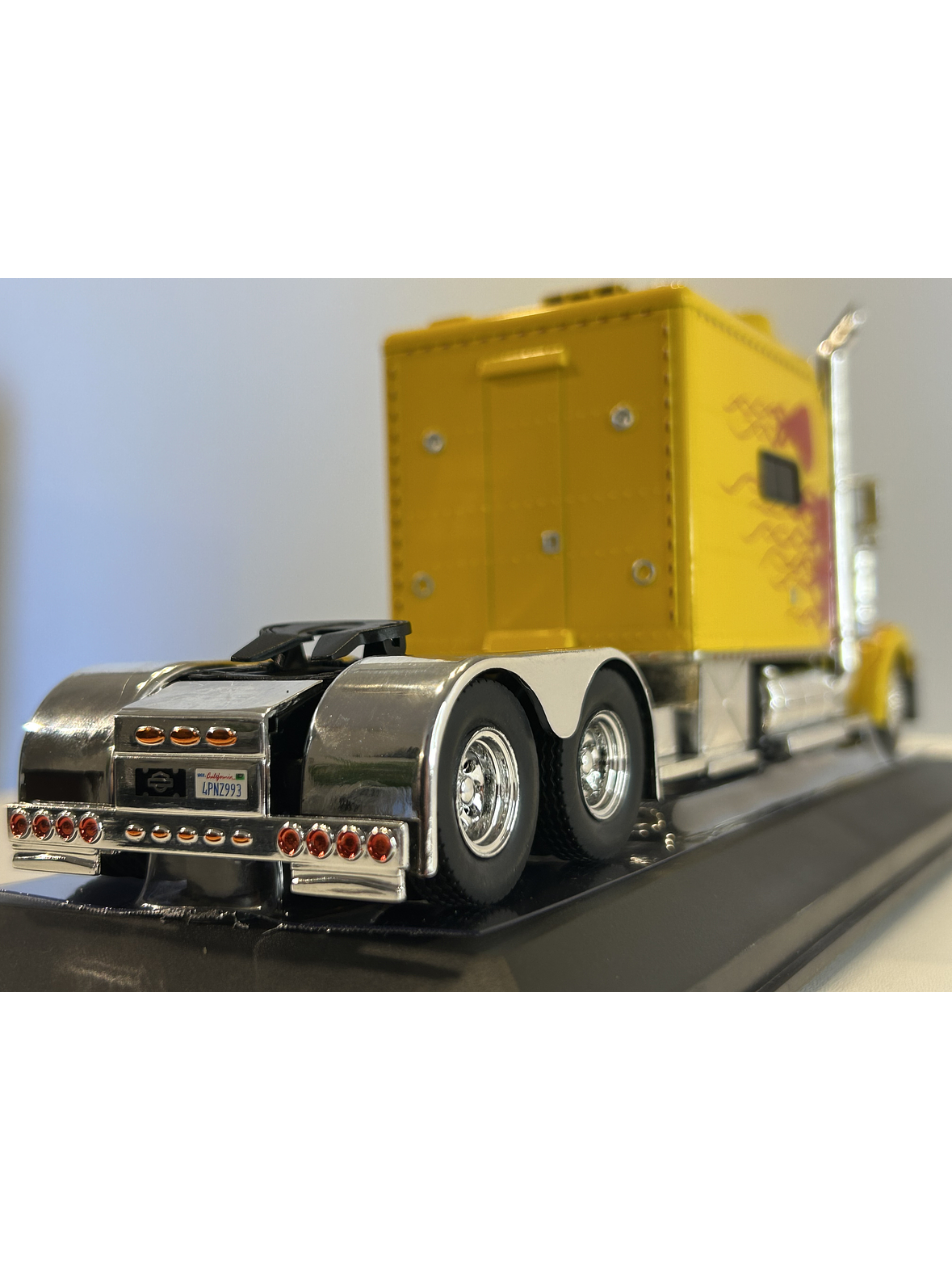 Peterbilt 379 Custom (2002) – IXO TR193.22 – Escala 1:43. – Camión americano clásico con sleeper y flamas 7