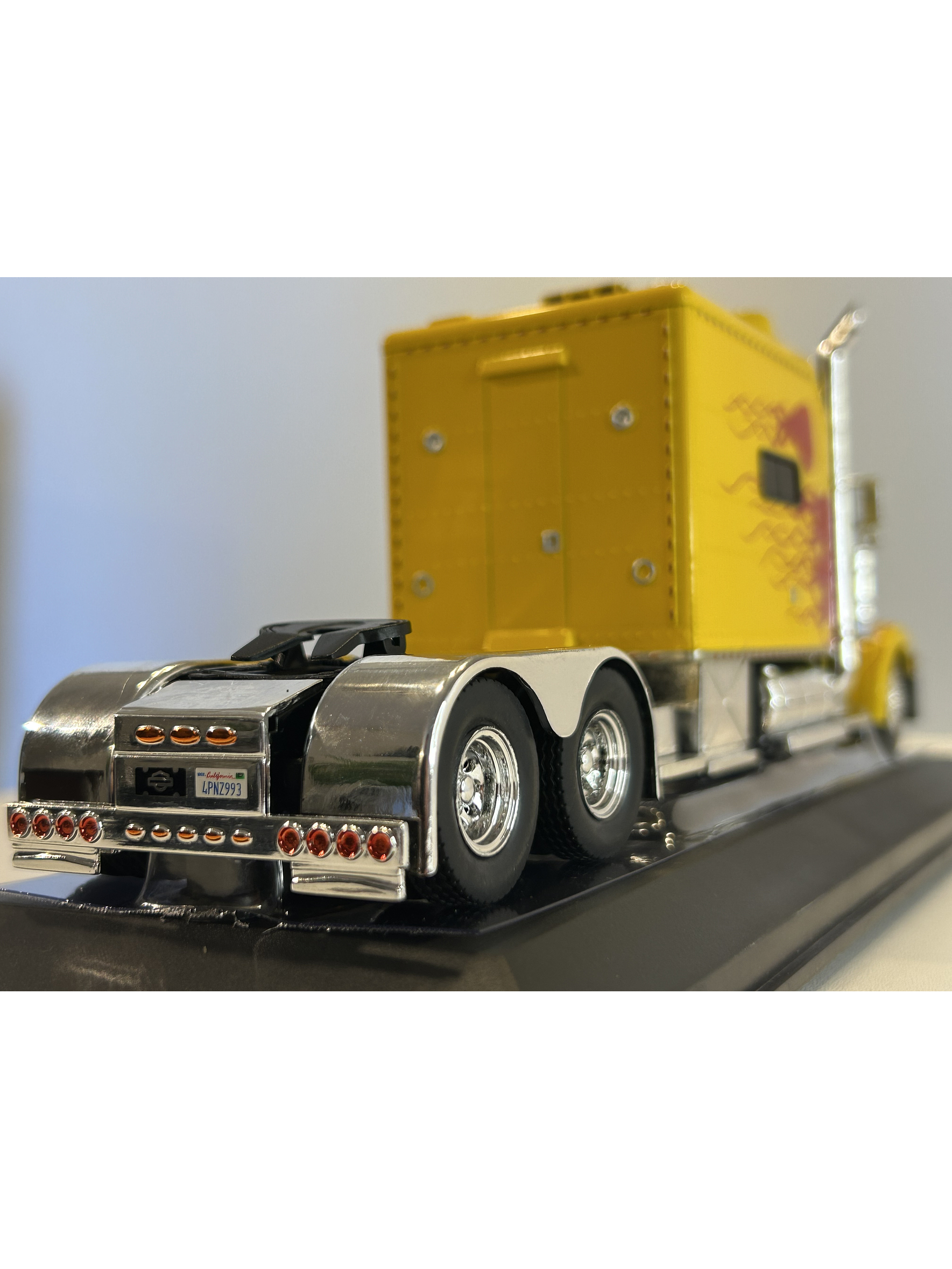 Peterbilt 379 Custom (2002) – IXO TR193.22 – Escala 1:43. – Camión americano clásico con sleeper y flamas 7