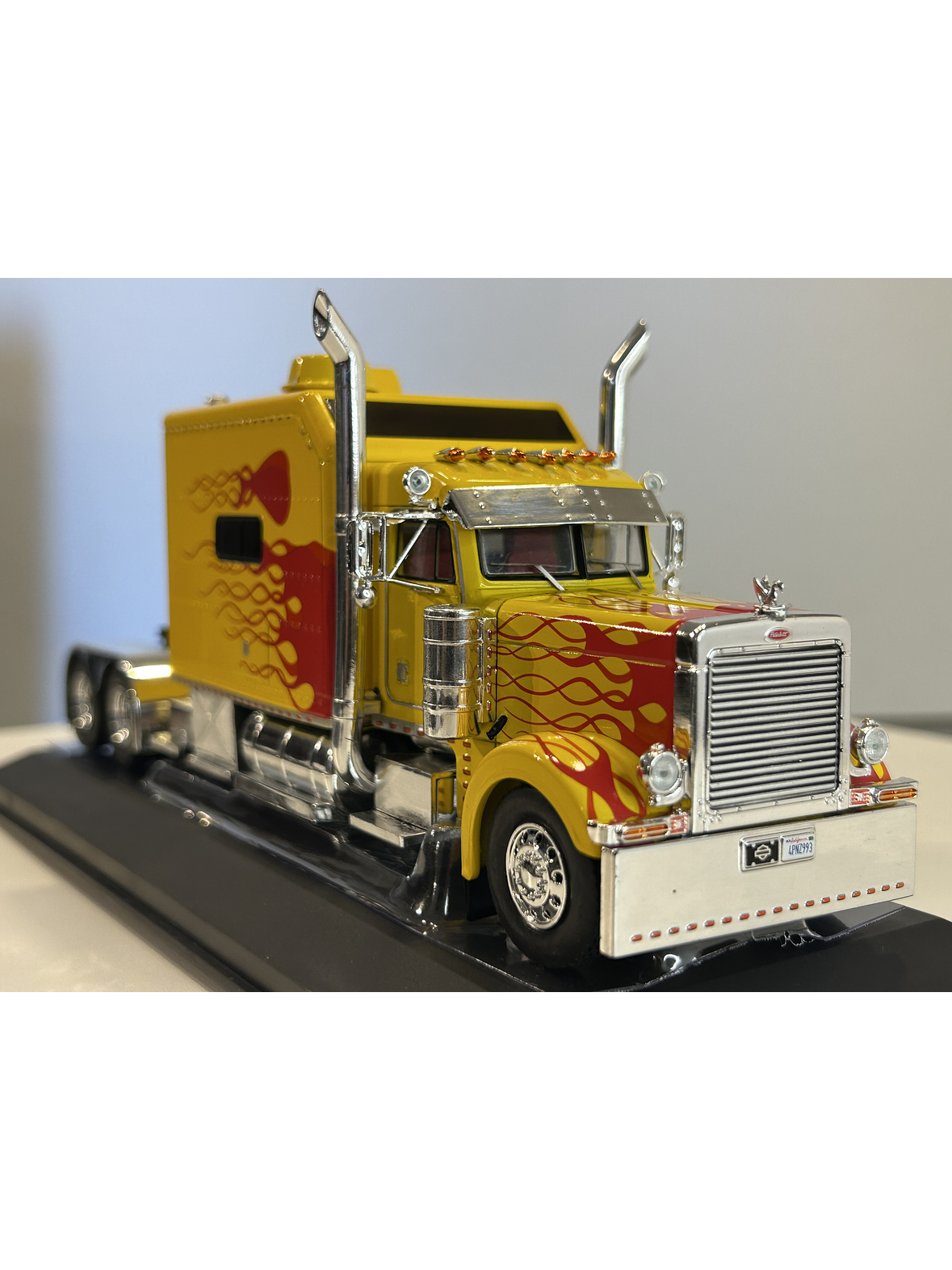 Peterbilt 379 Custom (2002) – IXO TR193.22 – Escala 1:43. – Camión americano clásico con sleeper y flamas 5